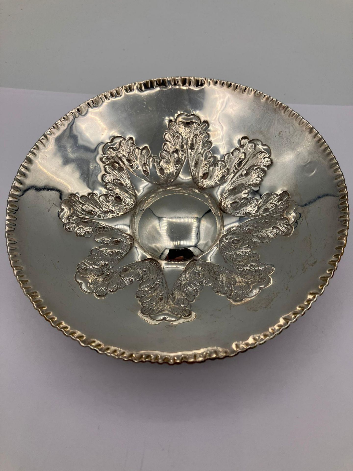 Vintage ASPREY of LONDON SILVER DISH. Beautifully decorated. 12.5 cm diameter. 126 Grams. - Bild 5 aus 7