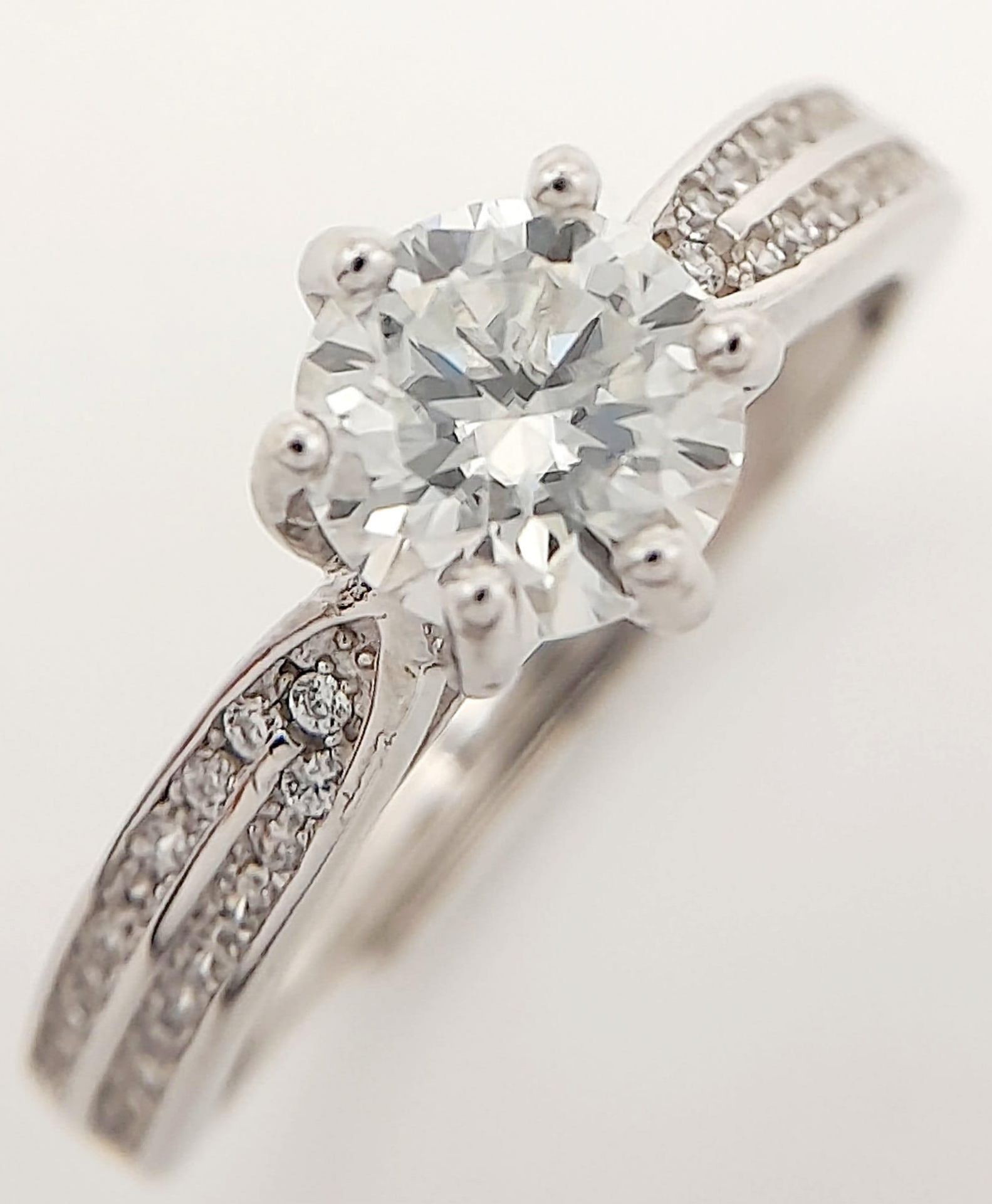 A sterling silver ring with a round cut moissanite (1 carat) and two bands of moissanites on each - Bild 2 aus 9