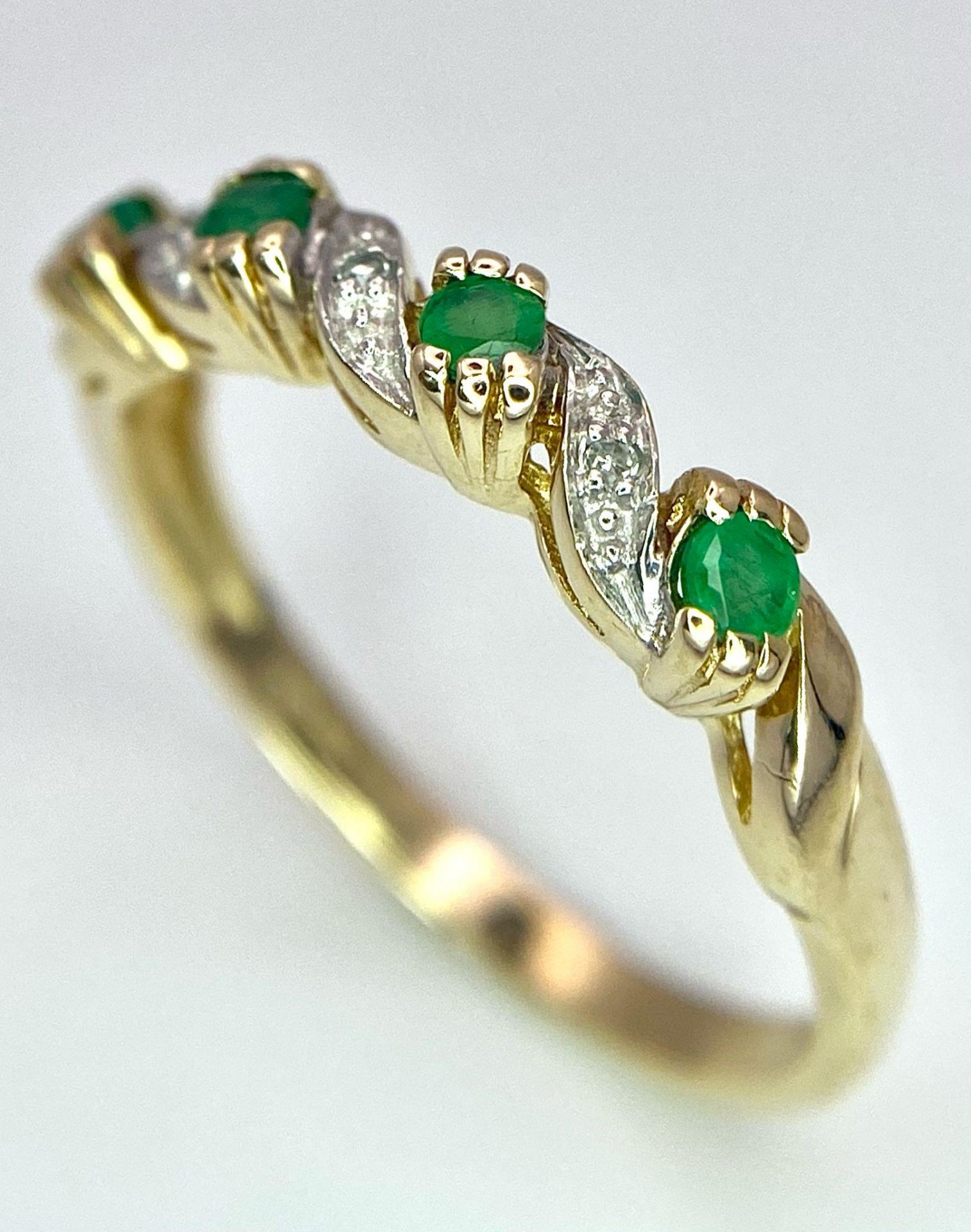 A 9K Yellow Gold Diamond and Emerald Ring. Size P, 2g total weight. Ref: 8446 - Image 5 of 13