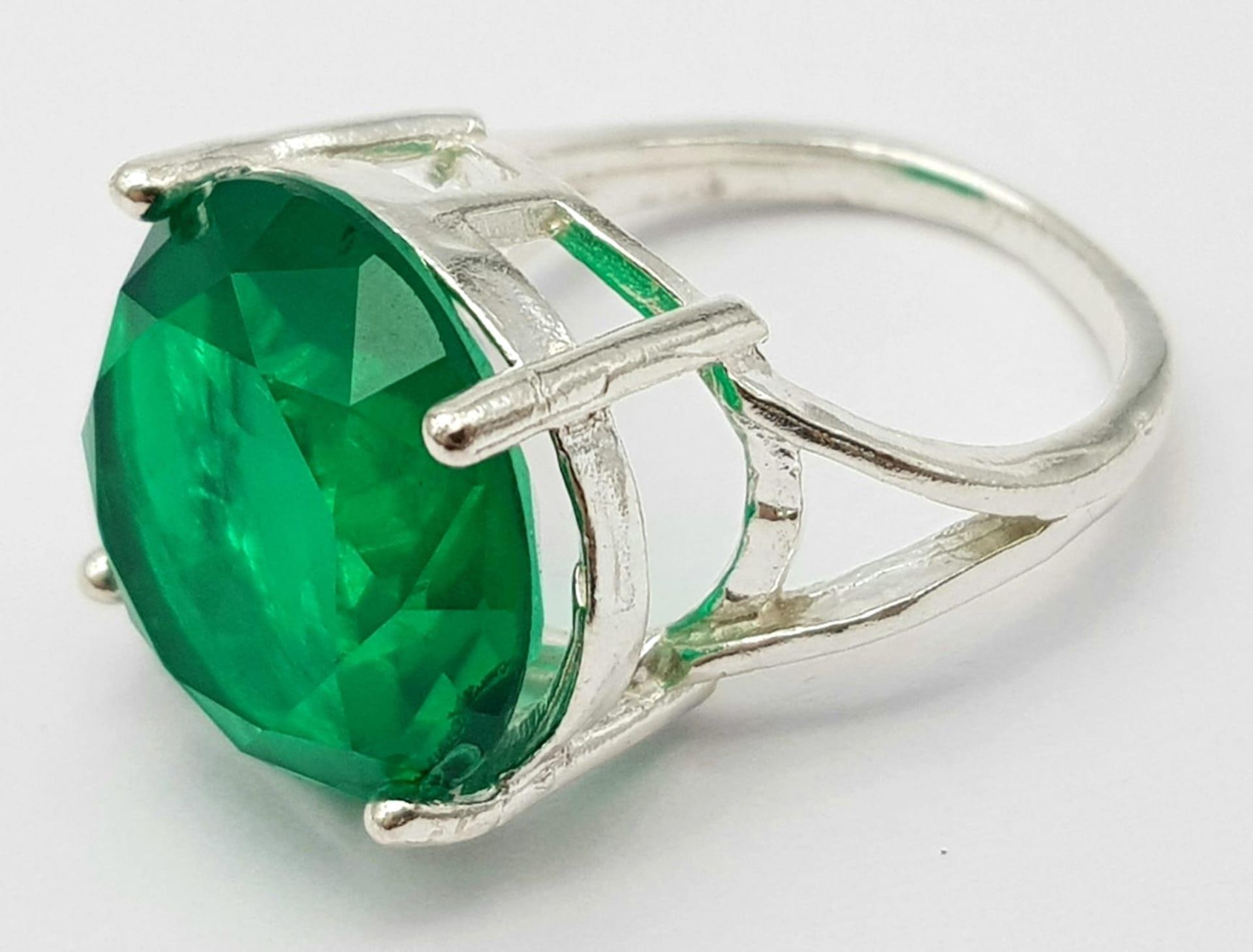 A sterling silver solitaire ring with a round cut synthetic emerald ( 9.88 carats), size: K1/2, - Bild 3 aus 4