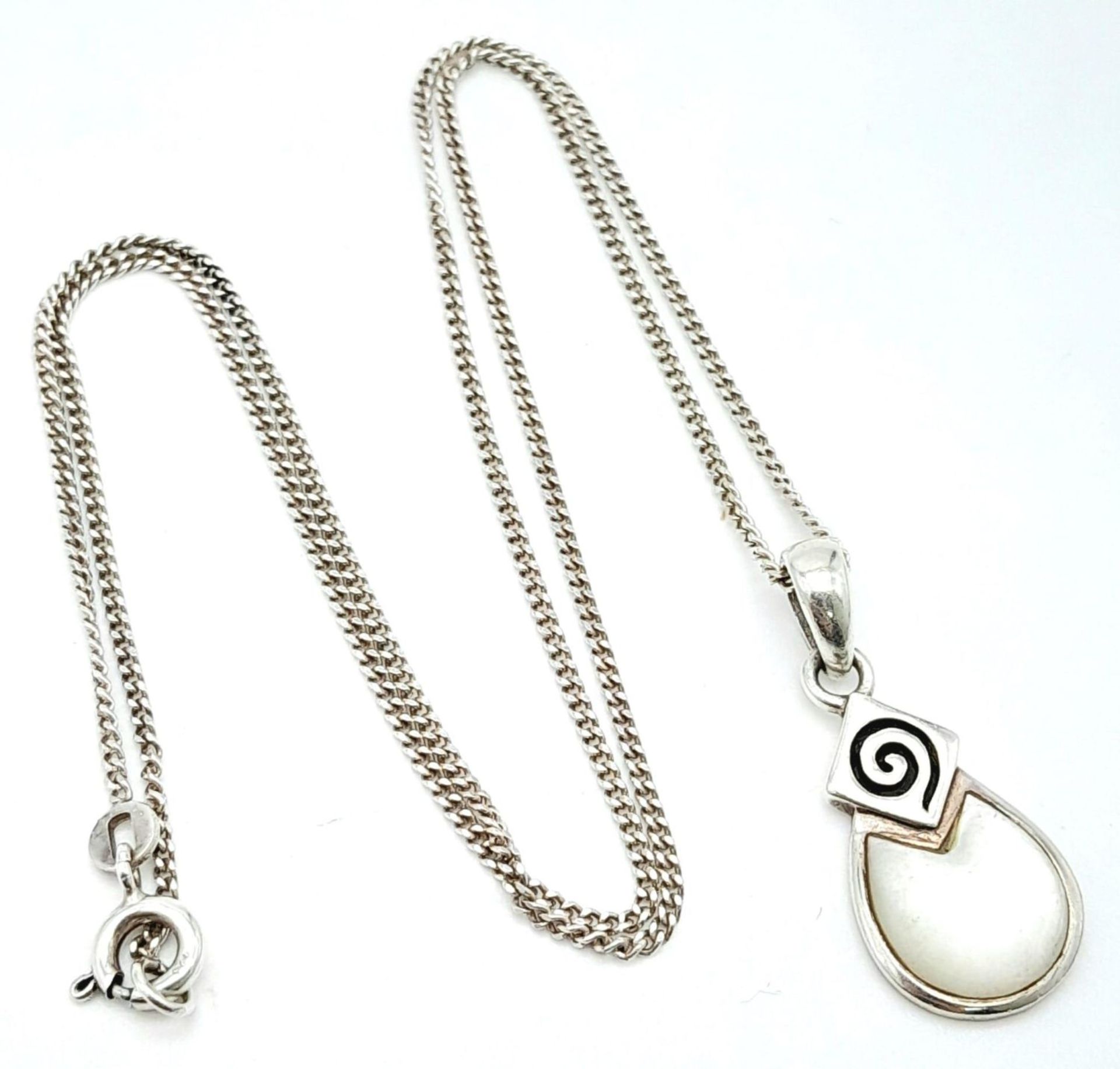 A 925 silver Mother of Pearl pendant on silver chain. Total weight4.9G. Total length 44cm. - Image 2 of 7