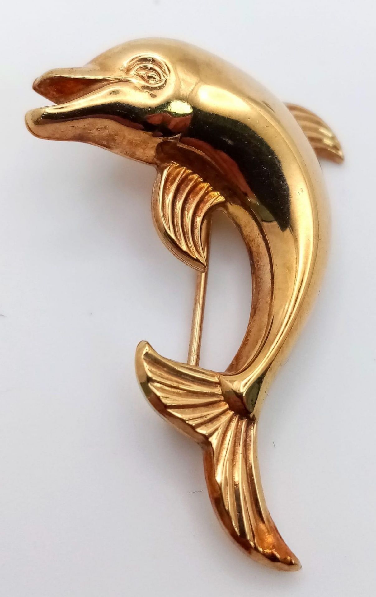 A VINTAGE 9K YELLOW GOLD DOLPHIN BROOCH, WEIGHT 2.3G