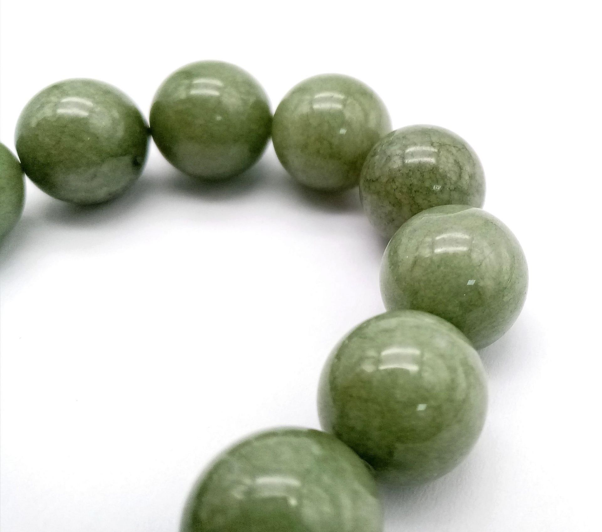 A Vintage Green Jade Bead Bracelet. 12mm beads. 17cm - Bild 4 aus 5