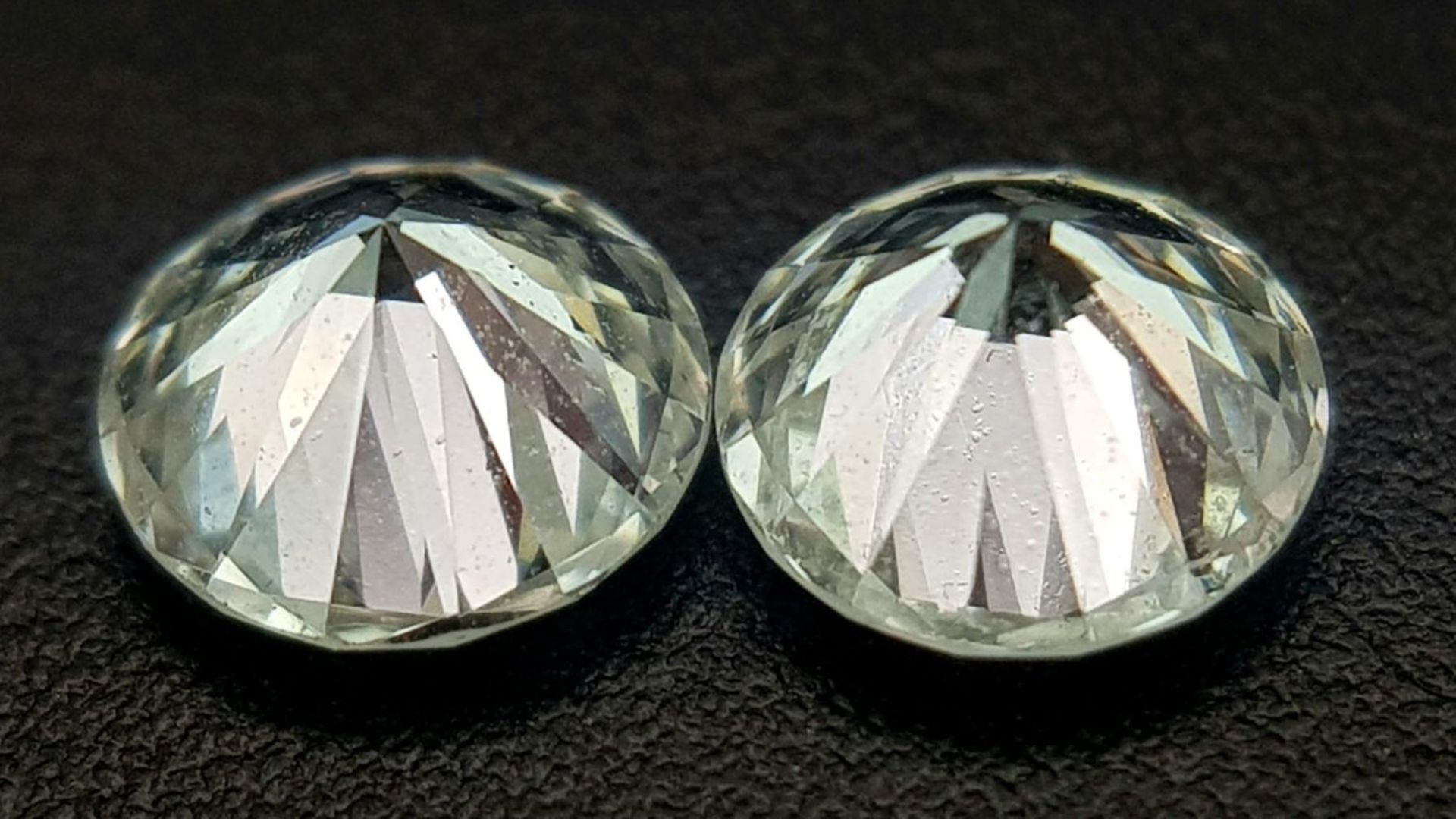 A top quality pair of brilliant cut diamonds, 0.402 carats each, with certificates from - Bild 7 aus 12