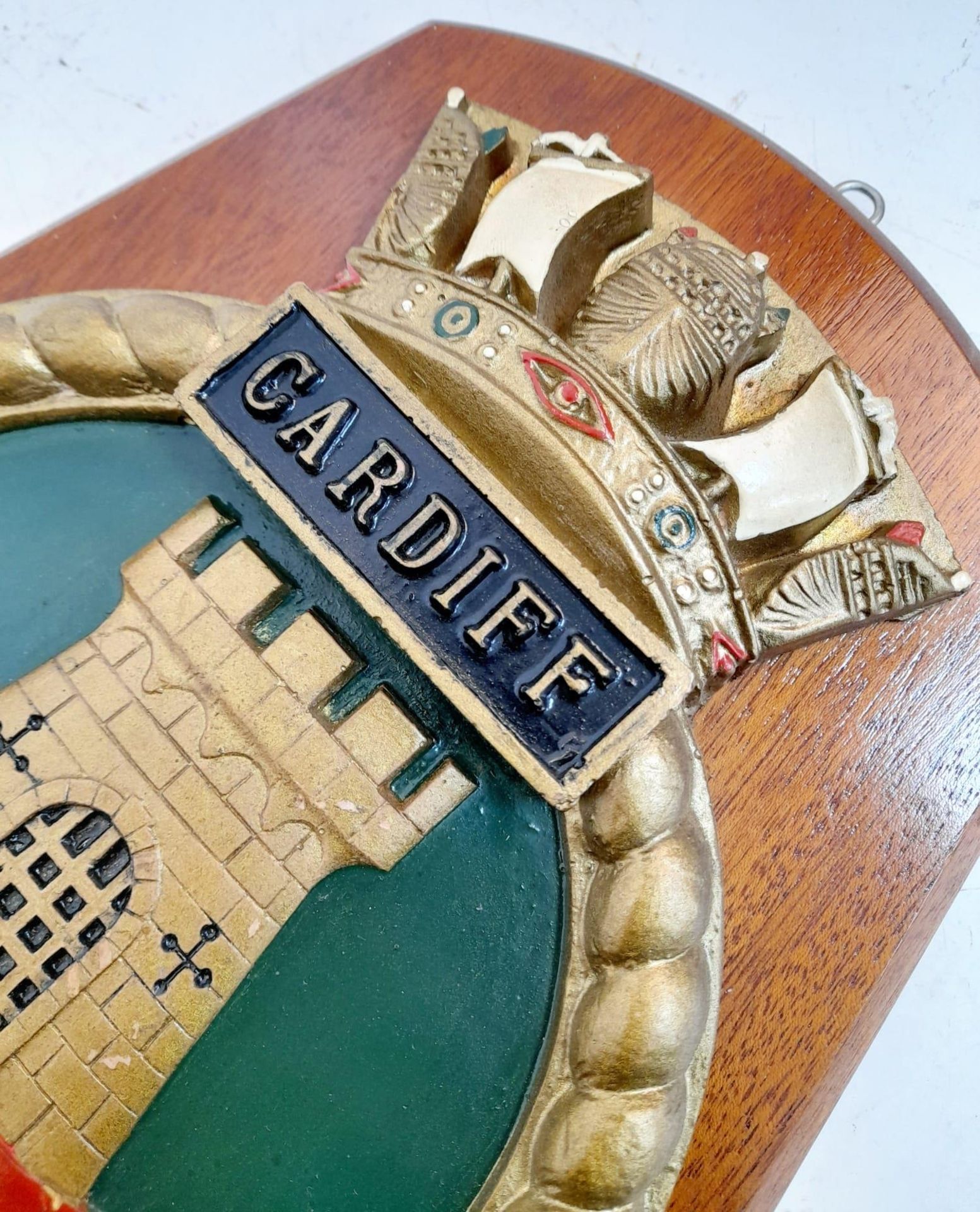 A Mounted Ships Tompion/Crest for HMS Cardiff. 28cm Length. HMS Cardiff was A Type 42 Destroyer that - Bild 2 aus 7