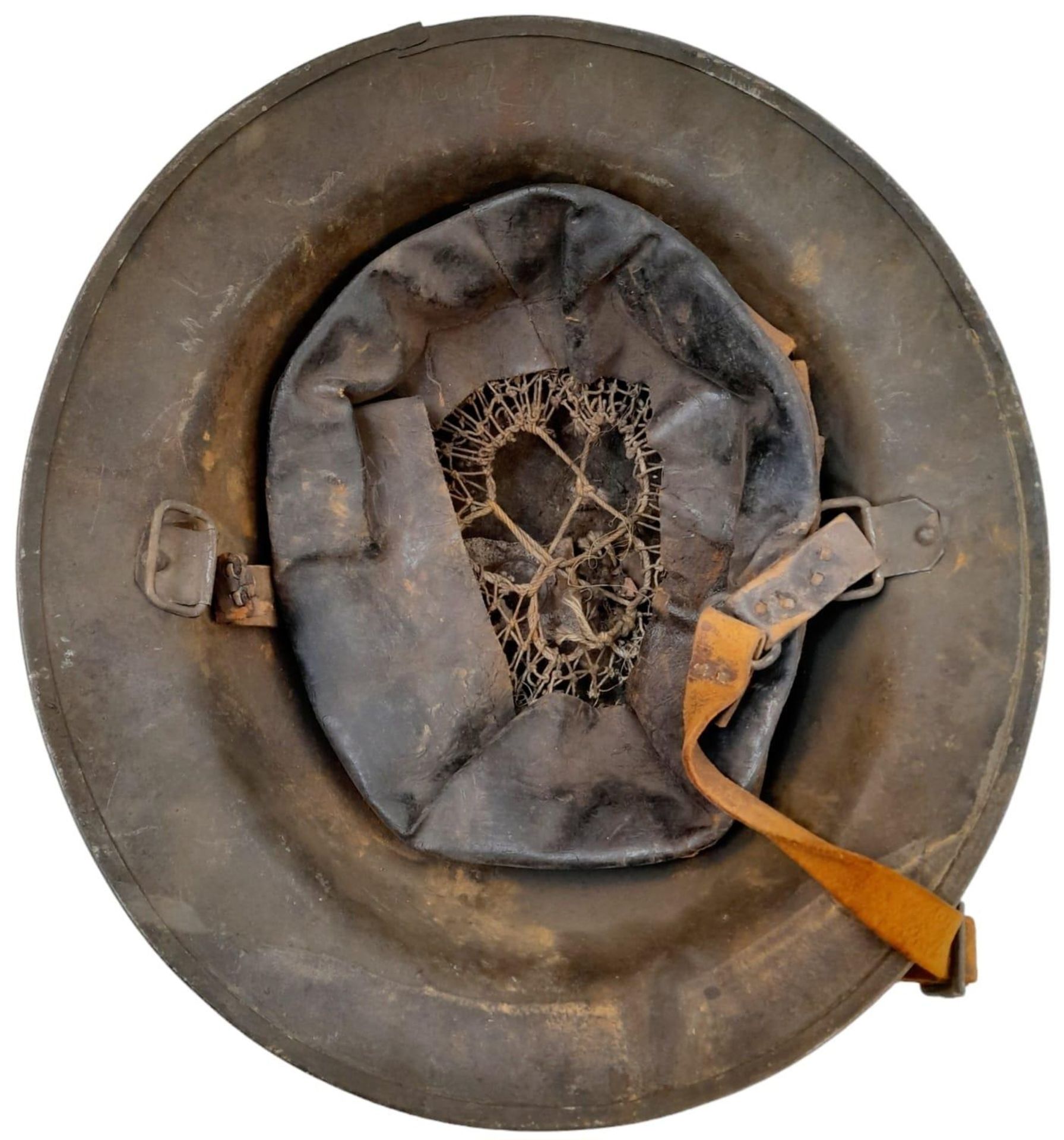 WW1 US Brodie Helmet with USMC Cap Badge and Camo Paint Job. The liner is complete, alas the chin - Bild 5 aus 5