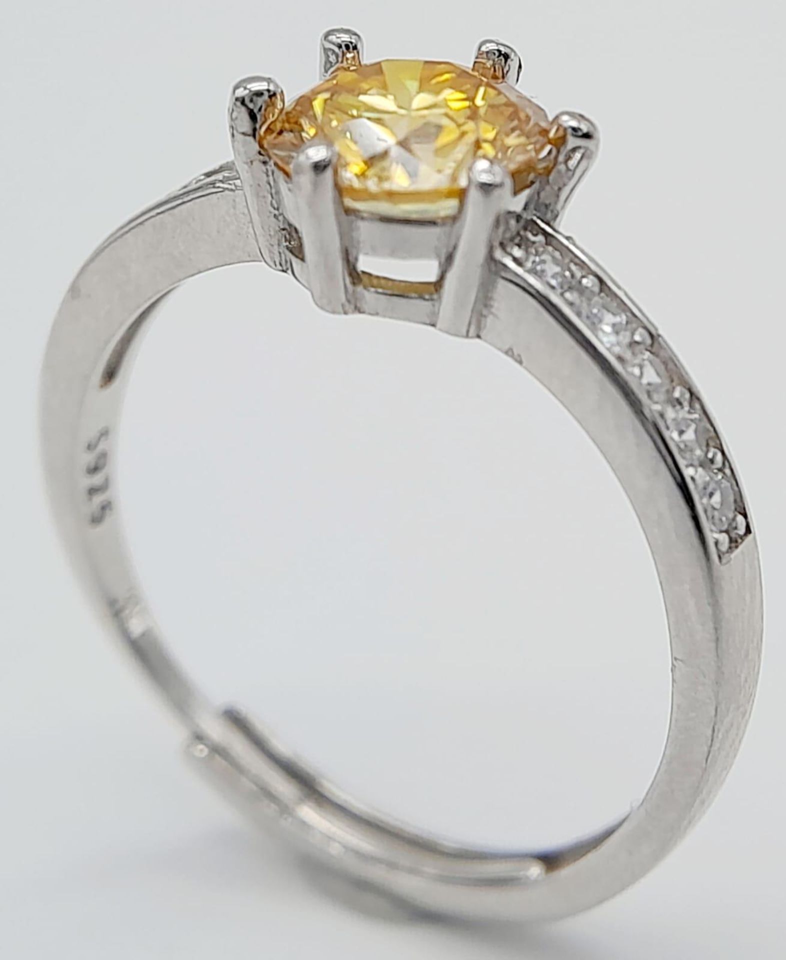 A 1ct Golden Yellow Moissanite Ring set in 925 Silver. Size O. Comes with a GRA certificate. - Bild 6 aus 9