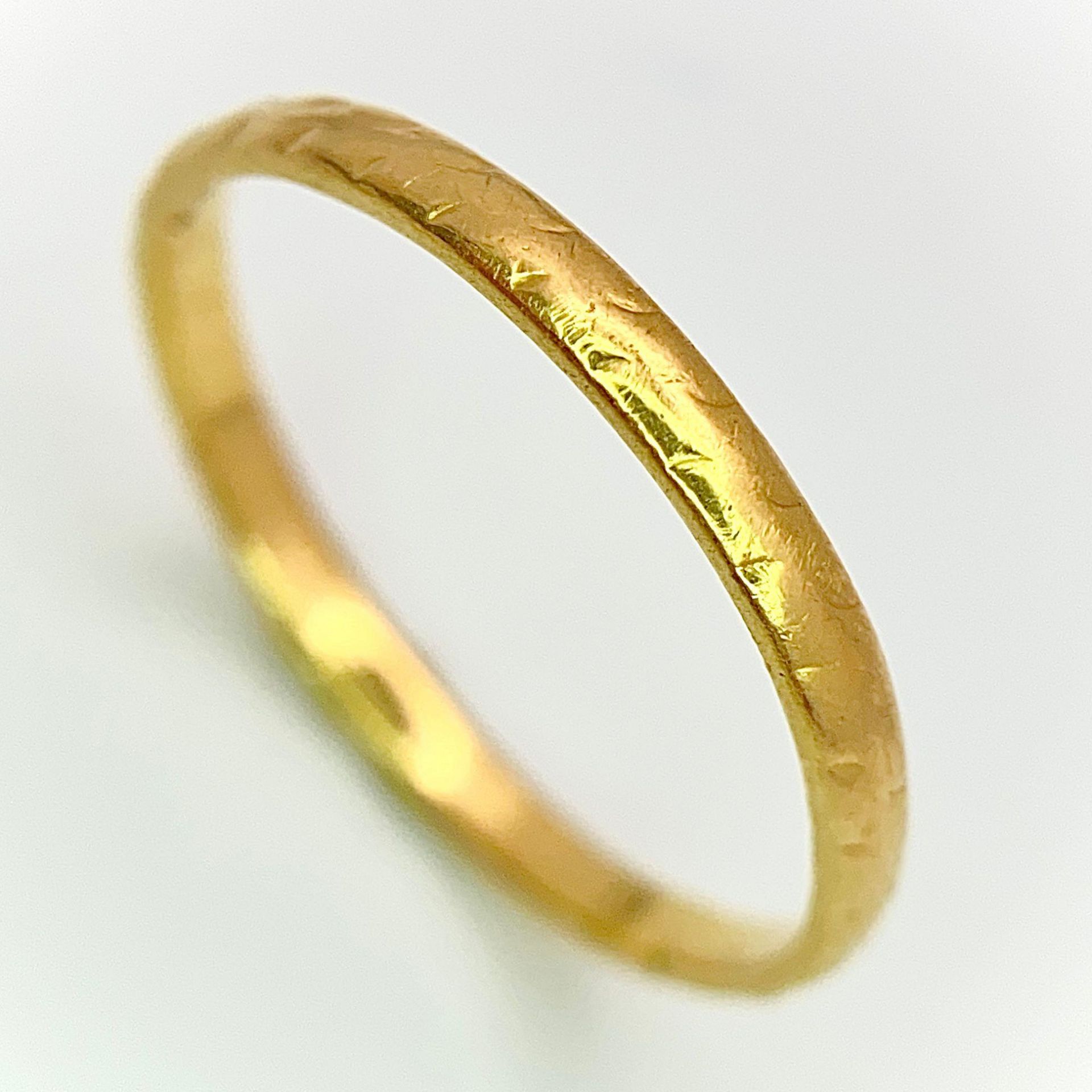 A 22K Yellow Gold Band Ring. 2mm width. Size M. 1.65g weight. - Bild 5 aus 9