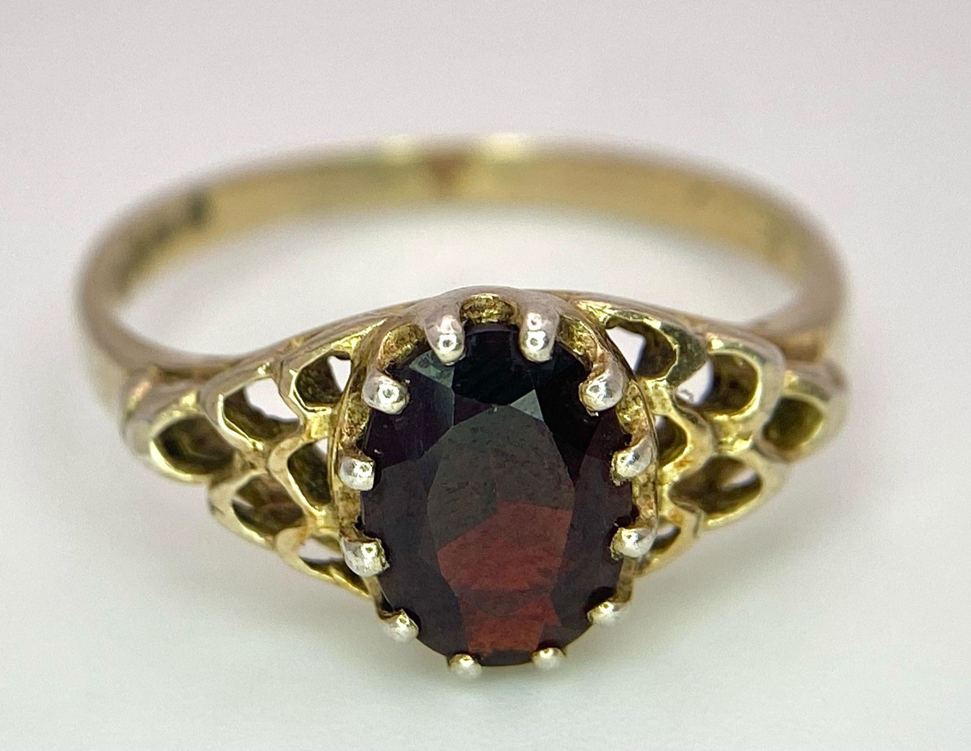 A 9K GOLD RING WITH GARNET CENTRE STONE . 2.1gms size O - Bild 6 aus 13