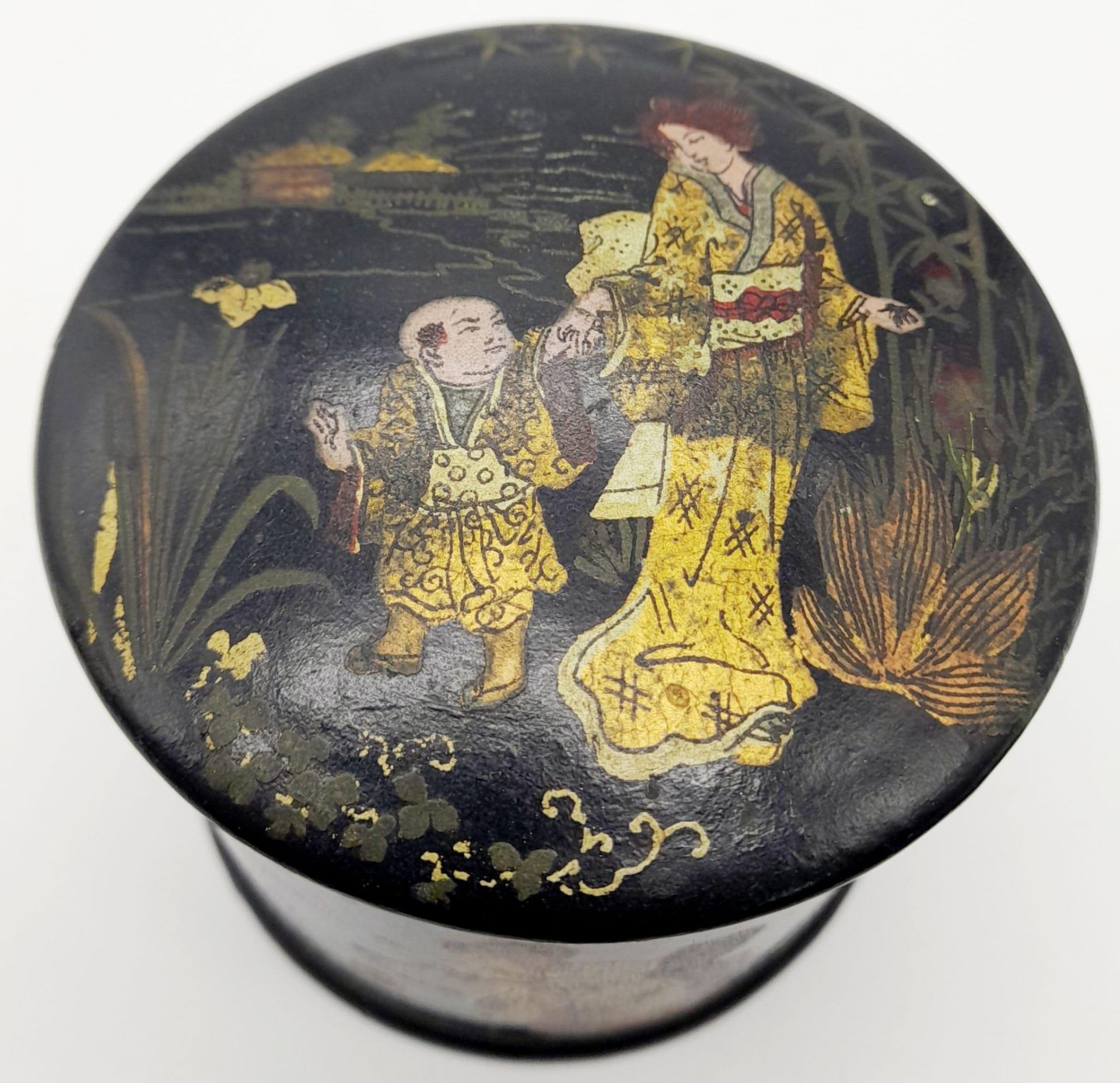 An Antique Chinese Black Lacquer Box. Wonderful decoration with gold on black depicting Mothers at - Bild 3 aus 13