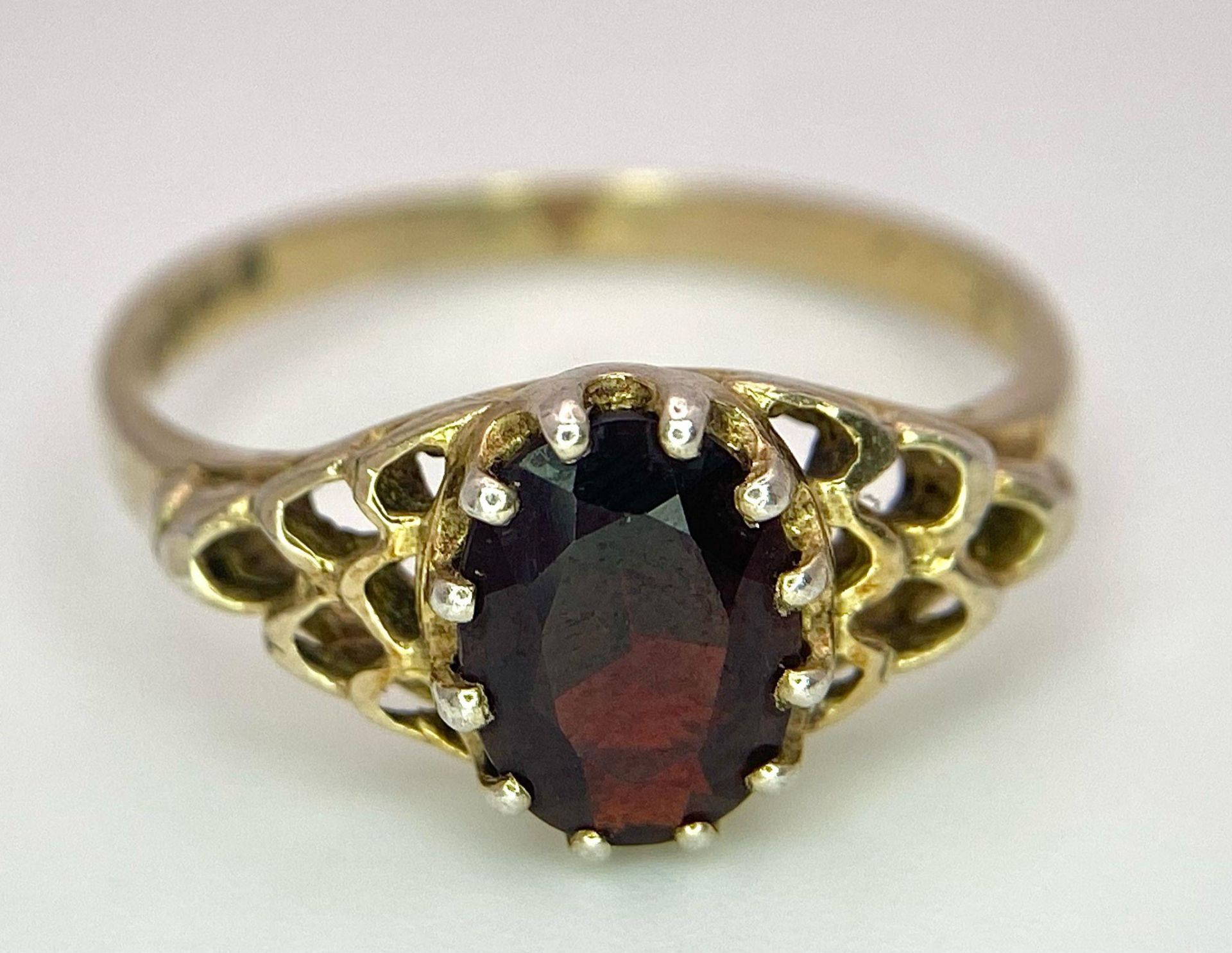 A 9K GOLD RING WITH GARNET CENTRE STONE . 2.1gms size O - Image 7 of 13