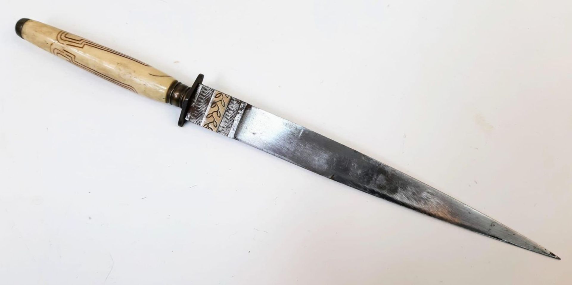 An Antique Unique Art Nouveau Decorated Bone Handle Stiletto Dagger in Leather Sheath. 29cm Length. - Bild 5 aus 12