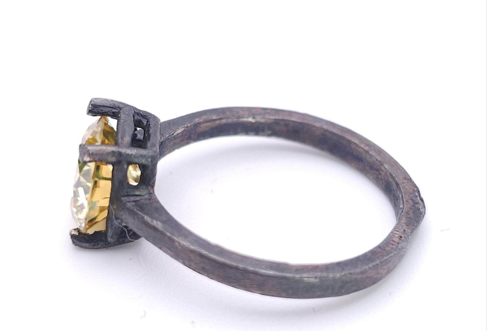 A sterling silver, with a black patina, solitaire ring with a round cut, yellow moissanite (2 - Bild 2 aus 13