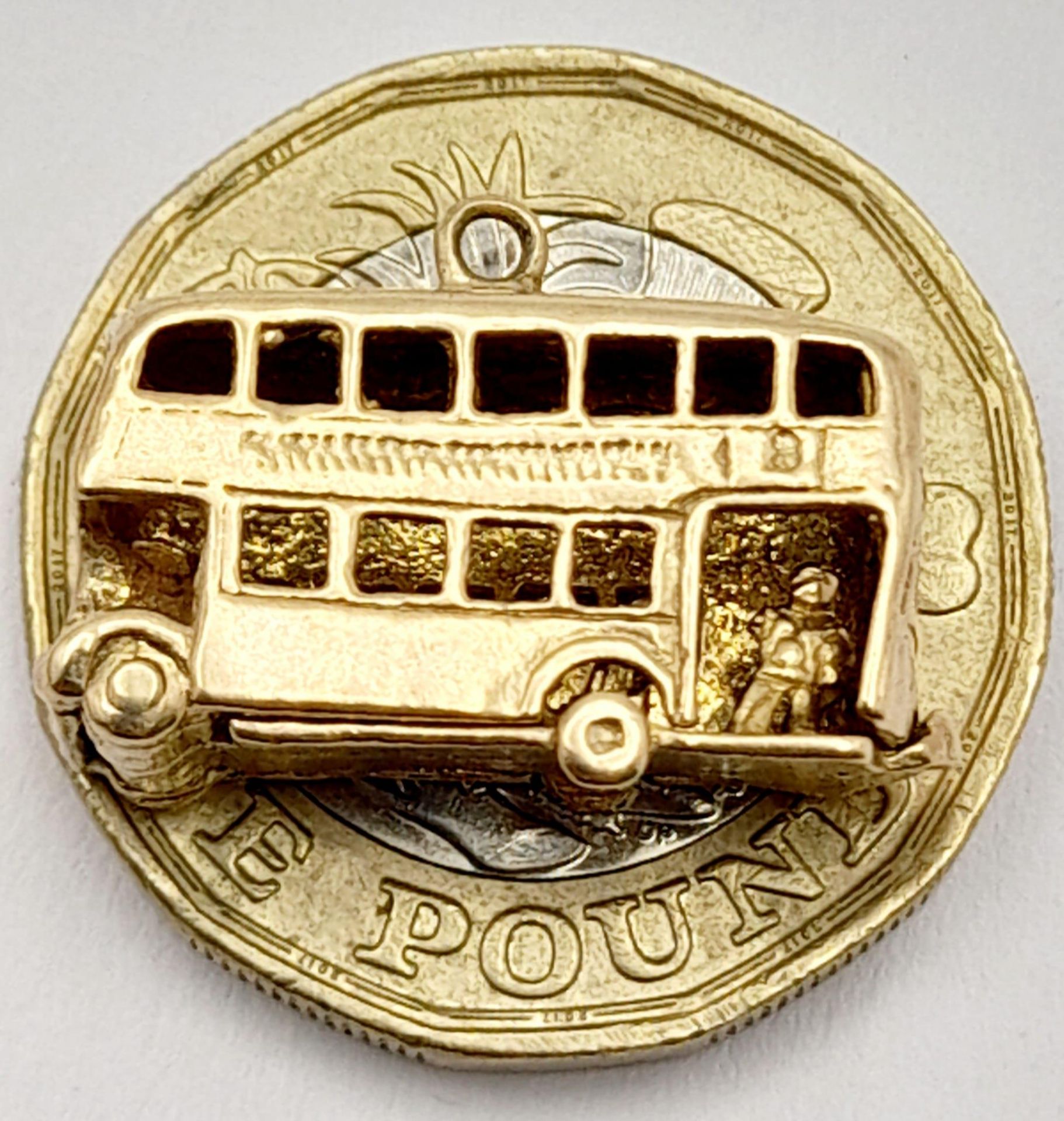 A 9K Yellow Gold London Bus Pendant/Charm. 2cm. 3.7g weight - Image 5 of 6