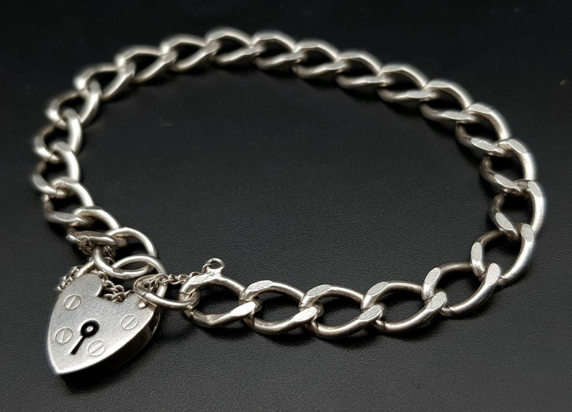 A vintage sterling silver curb bracelet with heart locket. Full London hallmarks, 1975. Total weight - Image 3 of 10