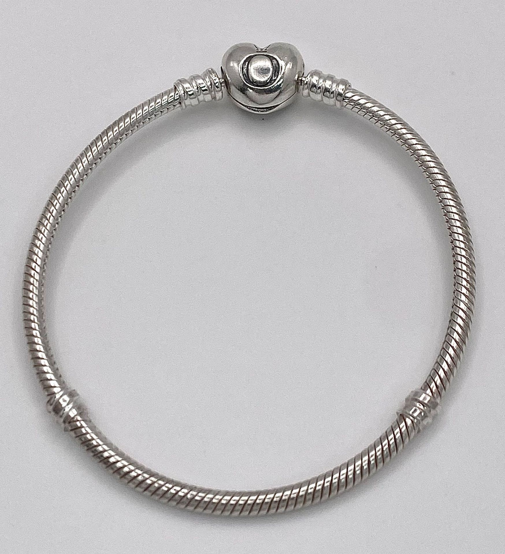 A PANDORA STELRING SILVER MOMENTS BRACELET WITH HEART CLASP 14.7G , 13.3cm ref: SC 3123 - Bild 5 aus 10