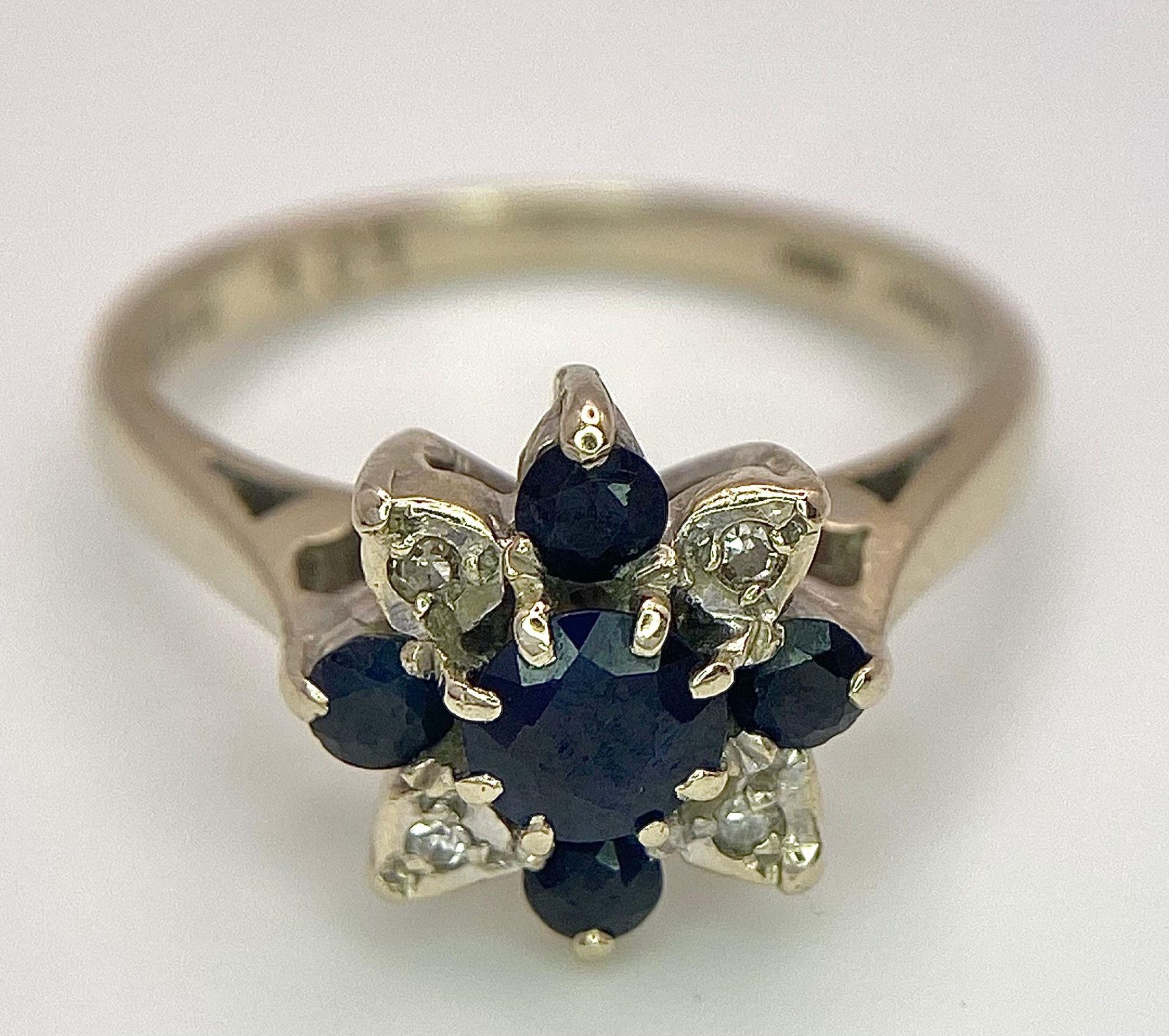 An 18 K white gold ring with a cluster of diamonds and dark blue sapphires. Size: M, weight: 4 g. - Image 4 of 6