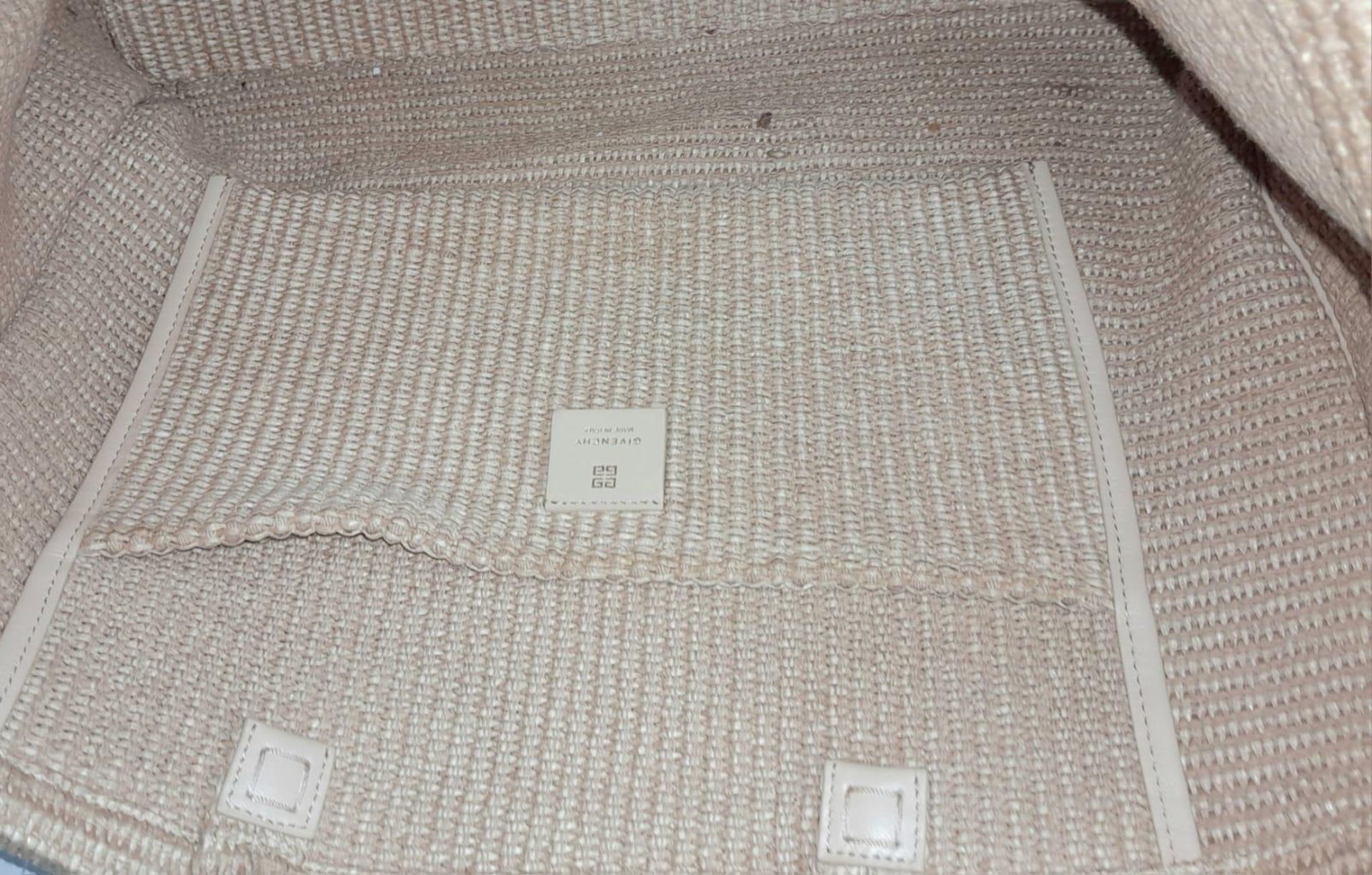 A Givenchy Raffia Tote Bag. Woven textile exterior with two straps. Woven textile interior with an - Bild 5 aus 5