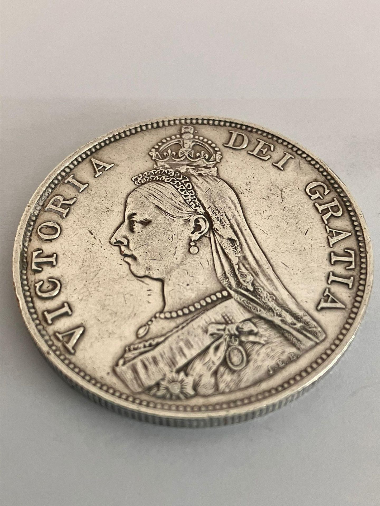 1889 SILVER DOUBLE FLORIN. Condition extra fine almost Brilliant. Having clear and bold raised - Bild 2 aus 2
