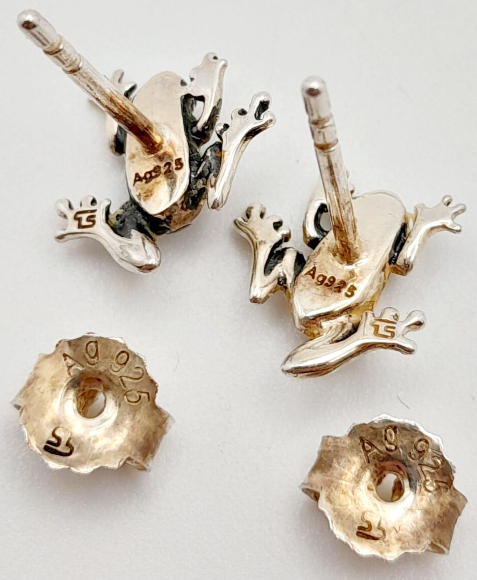A collection of 4 pairs of silver animal motif earrings include 2 stone set frog and rabbit with bee - Bild 7 aus 9