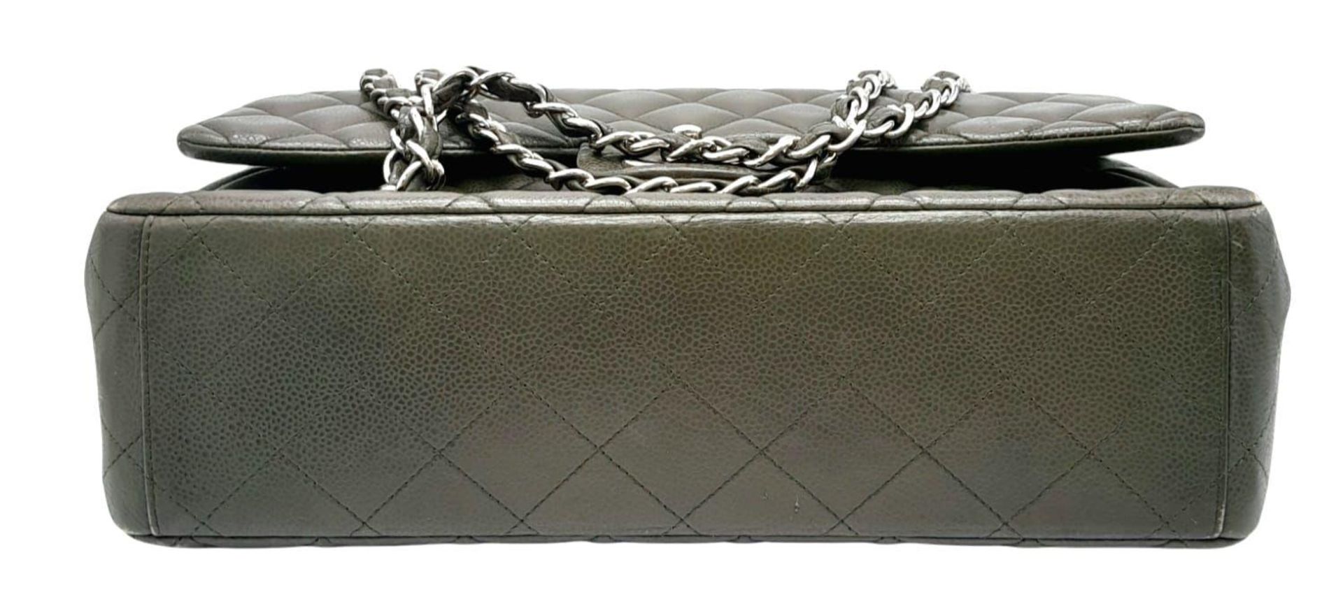 A Chanel Green Jumbo Classic Double Flap Bag. Quilted leather exterior with silver-toned hardware, - Bild 6 aus 14