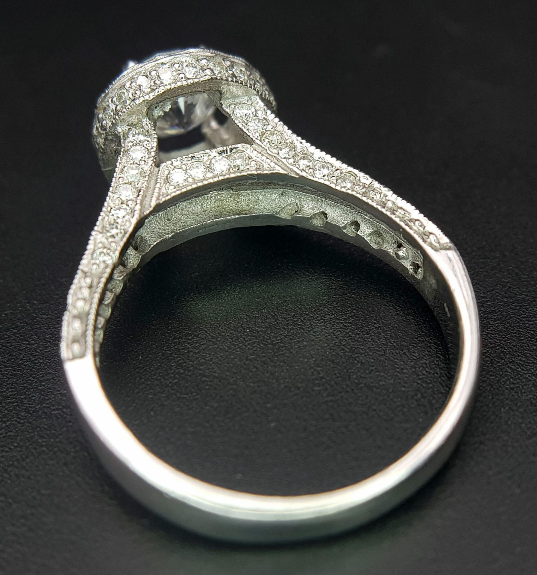 An 18 K white gold ring with a brilliant cut diamond (1.01 carats) surrounded by diamonds on the top - Image 12 of 22
