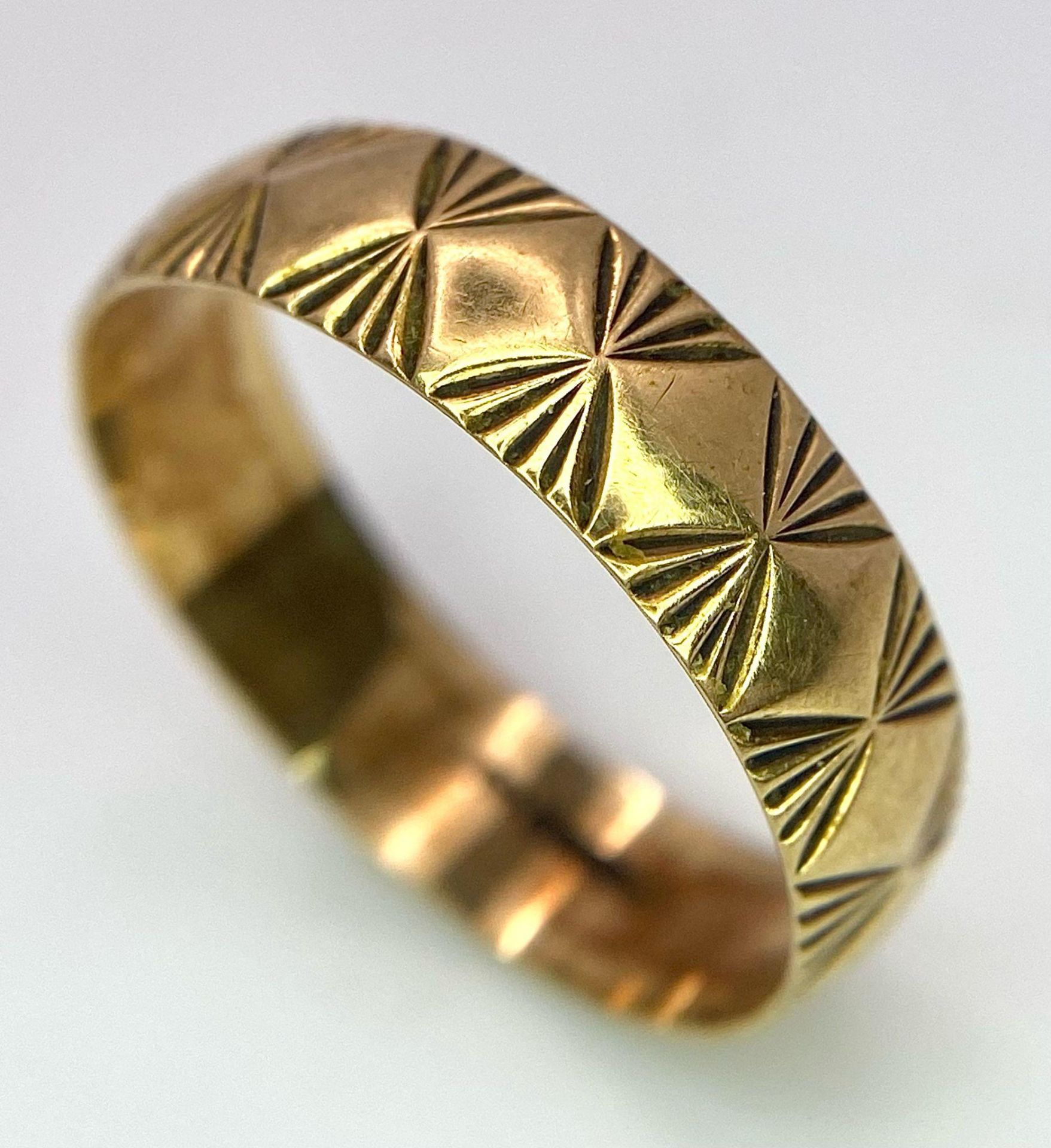 A Vintage 9K Yellow Gold Band Ring with Geometric Pattern Decoration. 6mm width. Size R. 2.1g - Bild 5 aus 11