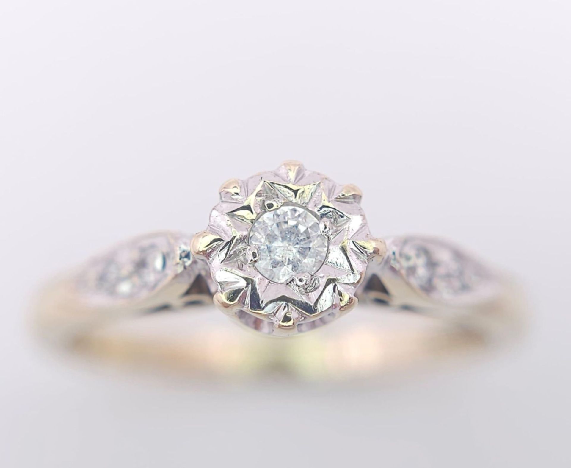 9K YELLOW GOLD SOLITAIRE DIAMOND RING, WITH FURTHER DECORATING DIAMONDS ON SHOULDERS, WEIGHT 2.2G - Bild 7 aus 14