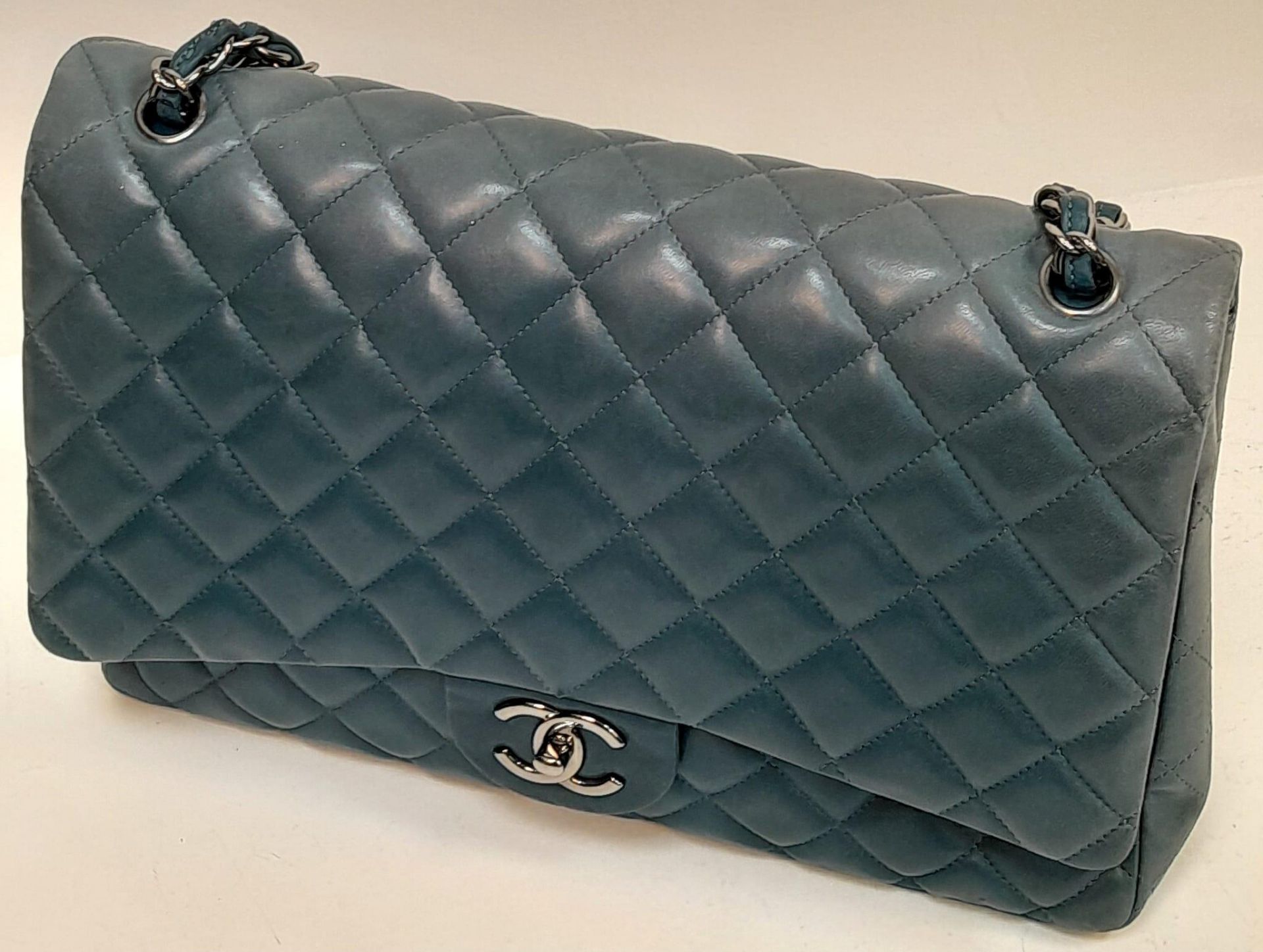 A Chanel Teal Jumbo Classic Double Flap Bag. Quilted leather exterior with silver-toned hardware, - Bild 14 aus 14