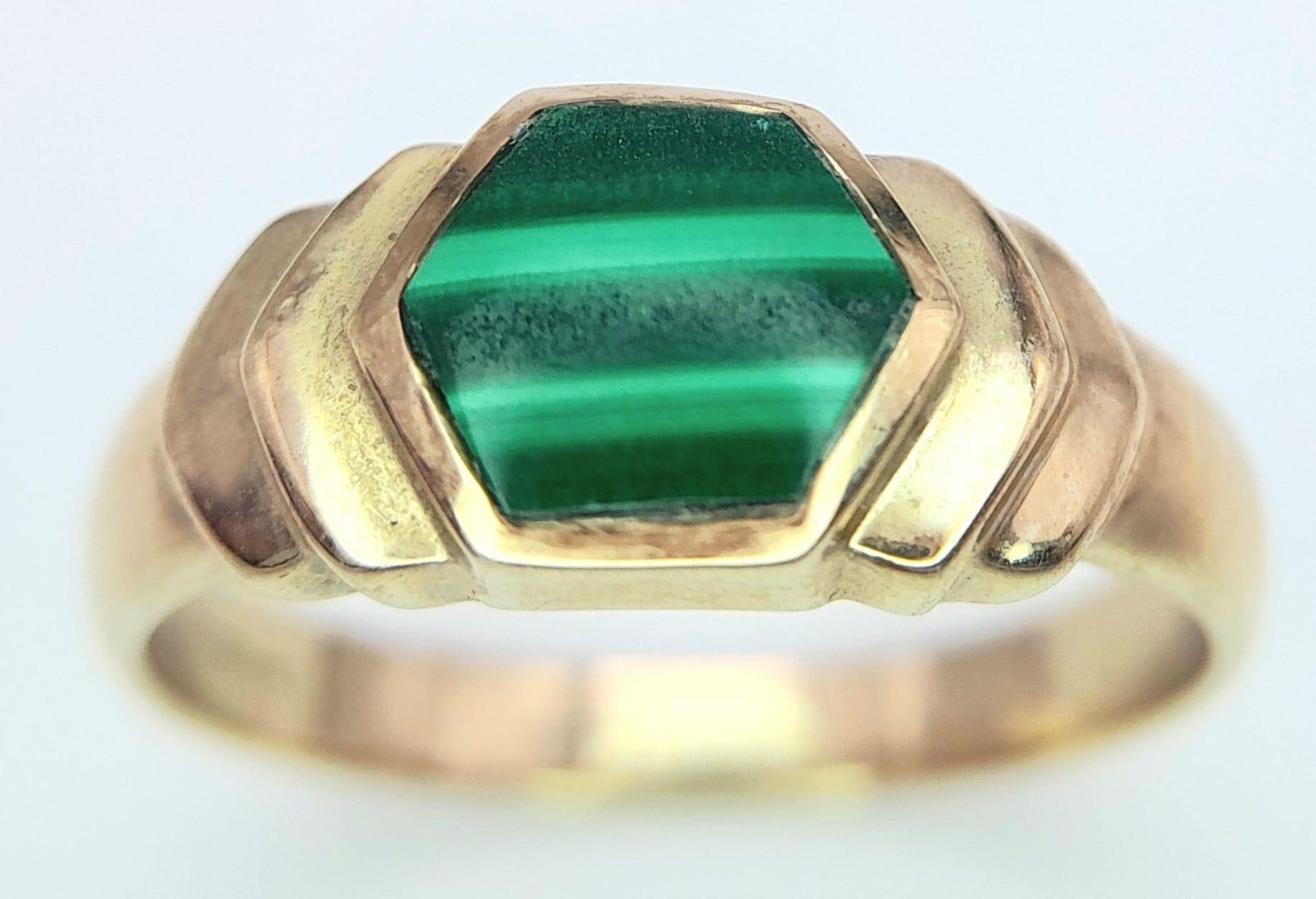 A 9K YELLOW GOLD MALACHITE SET RING. 3.5G. SIZE S. - Image 3 of 6