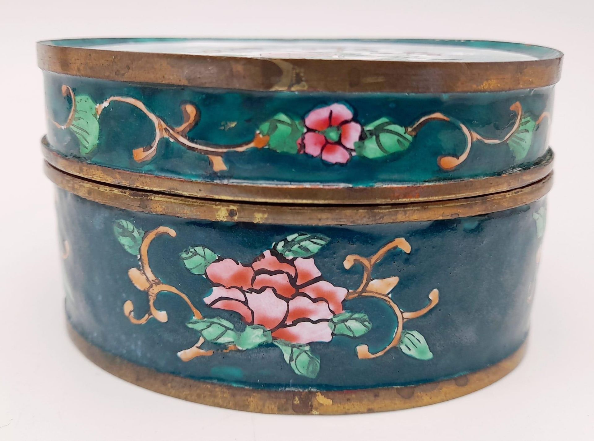 An Antique Chinese Canton Oval Enamel Box. Hand decorated, with wonderful enamels on copper. A - Bild 6 aus 7