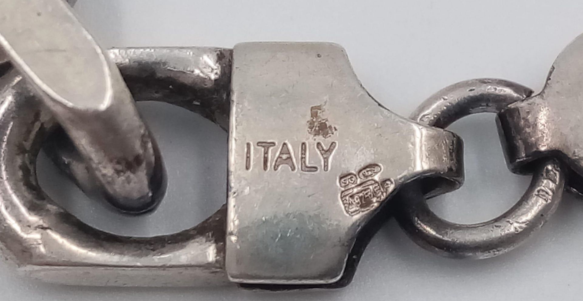 A vintage Italy 925 silver chunky belcher bracelet. Total weight 32.1G. Total length 20cm - Image 3 of 5