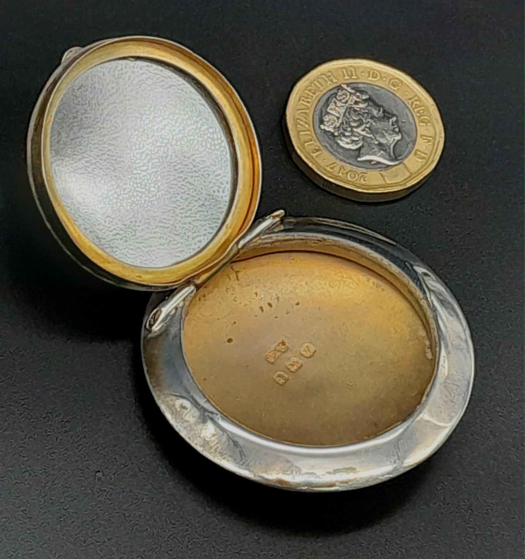 A Circular Lidded Small Pill Box - Birmingham hallmarks. 5cm. 16g - Bild 3 aus 9