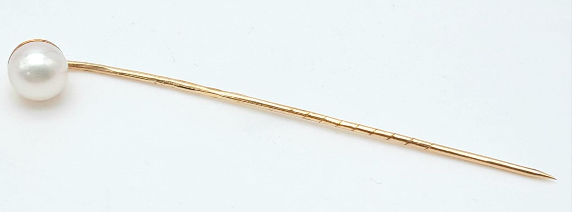 An 18K Yellow Gold and Solitary Pearl Stick Pin. 5cm. 0.7g