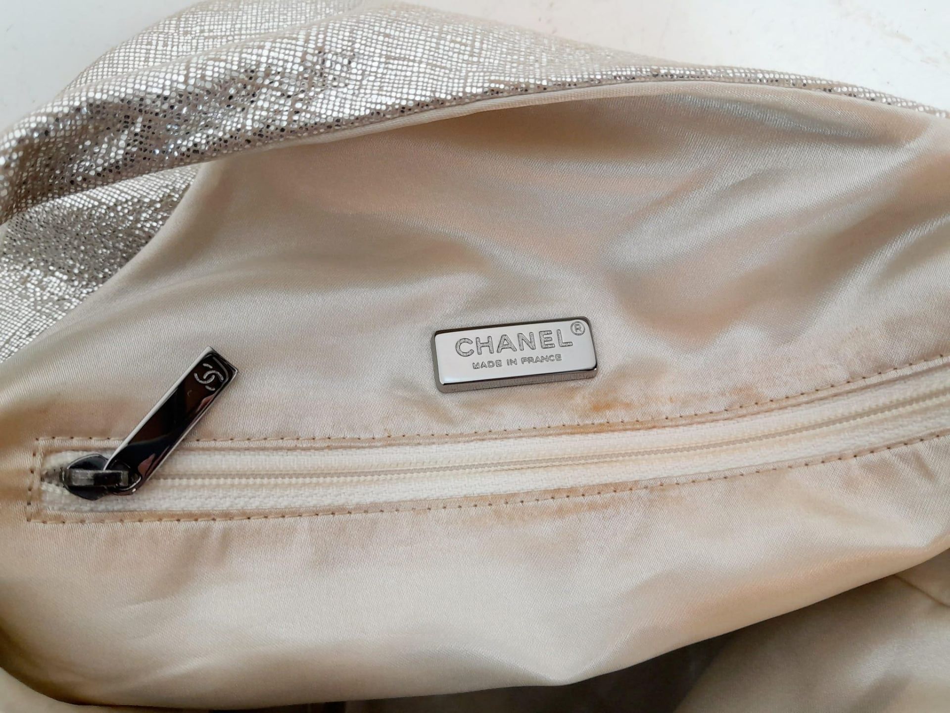 A Chanel Champagne and Silver Shimmer Bag. Leather exterior with single handle and open cover folds. - Bild 6 aus 7