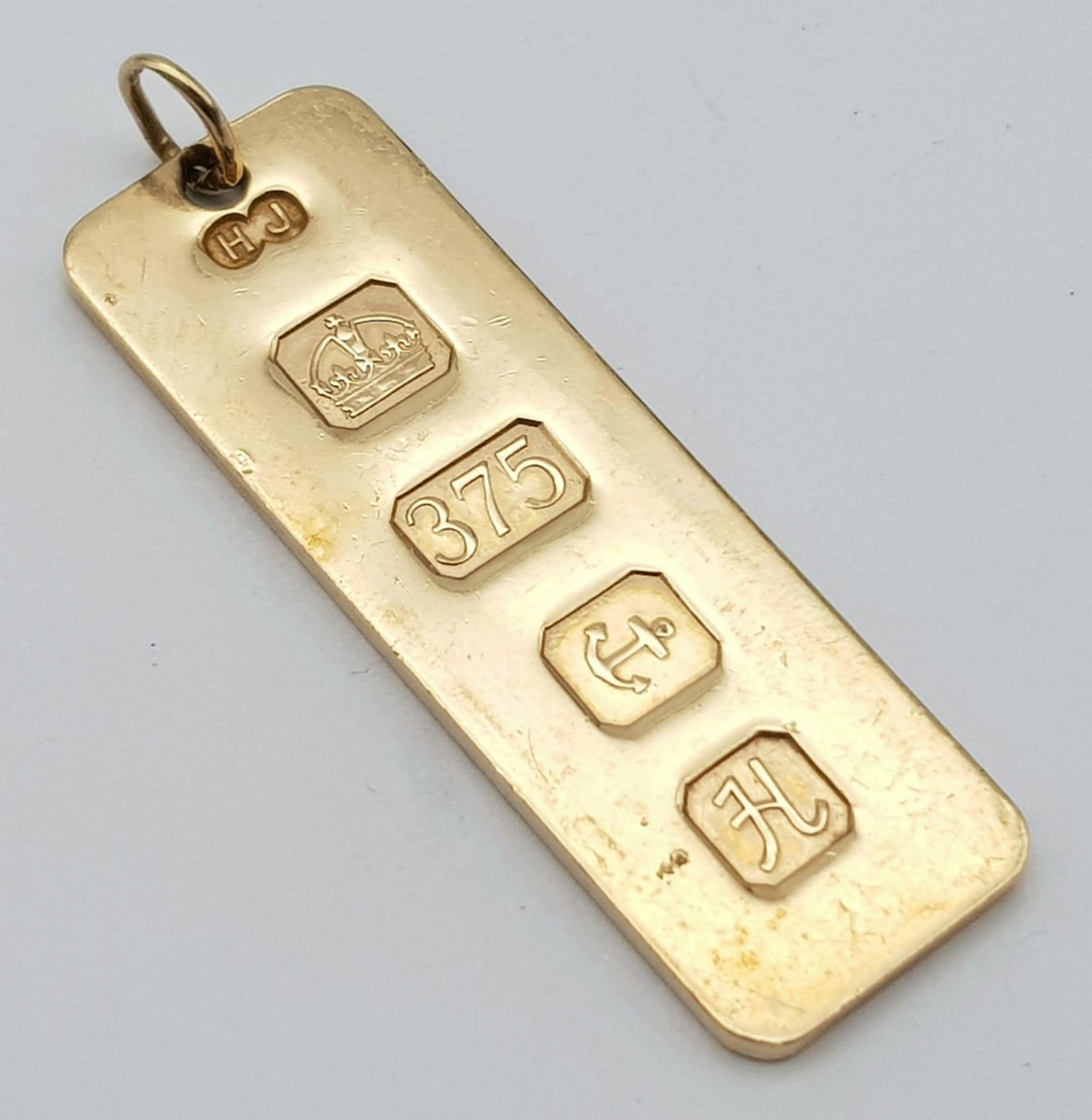 A 9K Yellow Gold Hallmarked Ingot Pendant. 7.8g weight.