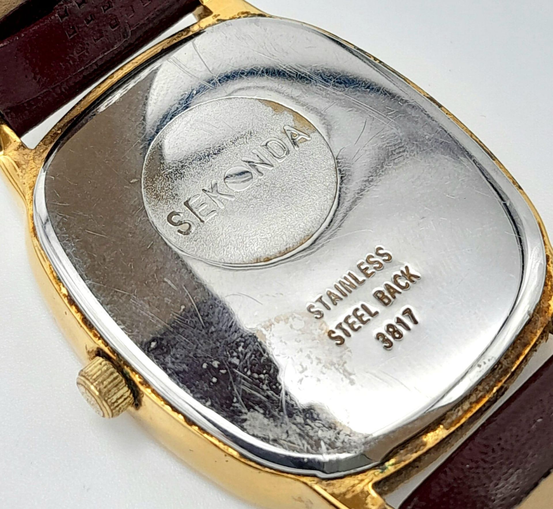 Two Different Style Sekonda Quart Gents Watches. Both in good condition and working order. - Image 8 of 10