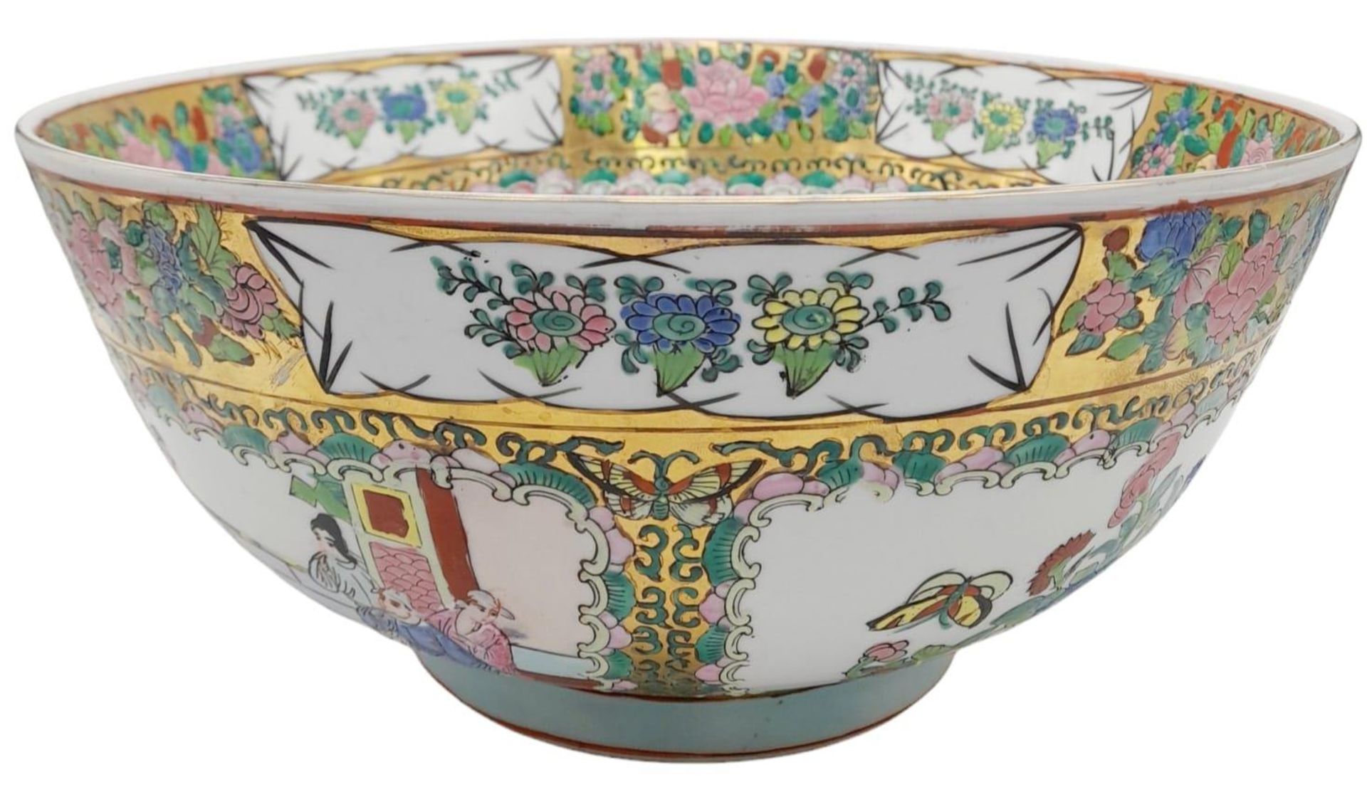 A Very Large Antique Chinese Famille Rose Bowl. Beautiful colours depicting court scenes amongst - Bild 5 aus 8