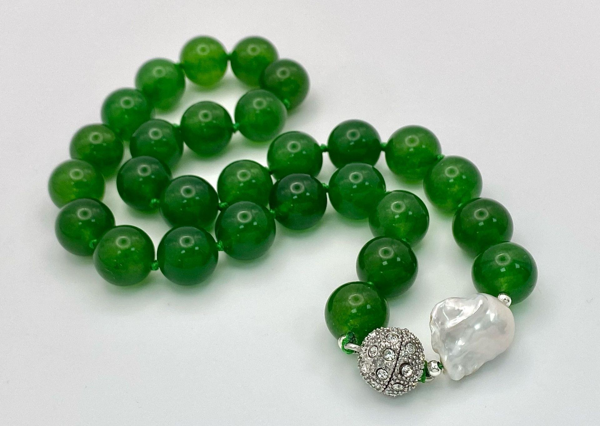 A Green Jade and Keisha Baroque Pearl Necklace. 14mm green jade beads with a baroque pearl - Image 2 of 3