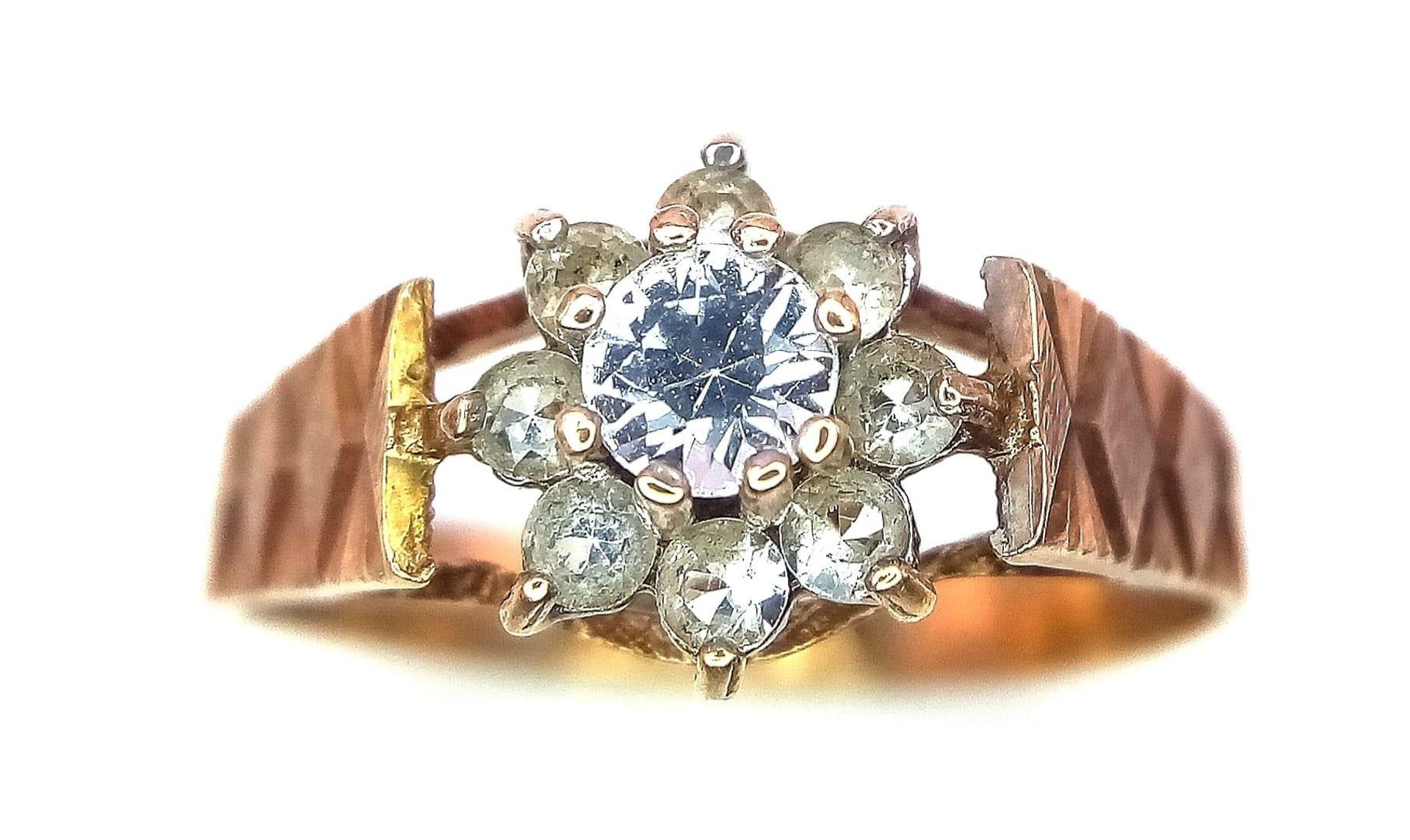 A 9K Yellow Gold Diamond Floral Ring. 0.25ct brilliant round cut central diamond with a diamond - Bild 4 aus 6