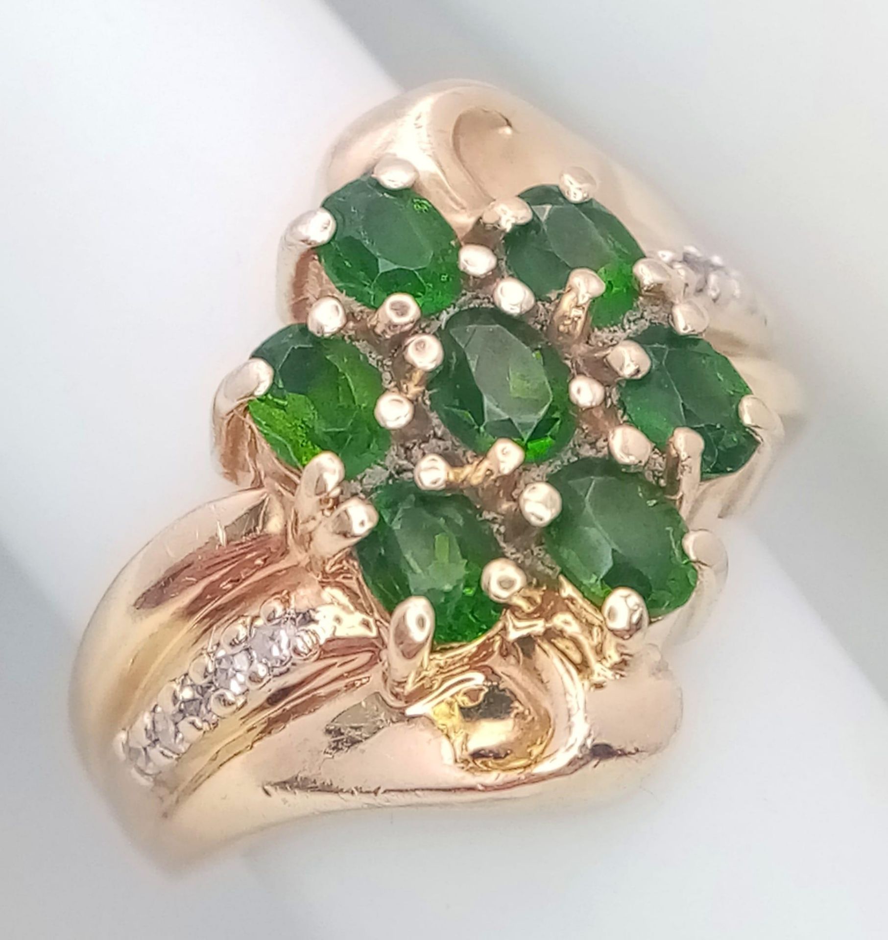 A 14K Yellow Gold, Diamond and Green Stone Ring. Size M, 6.5g total weight. Ref: SC 7073 - Image 7 of 11