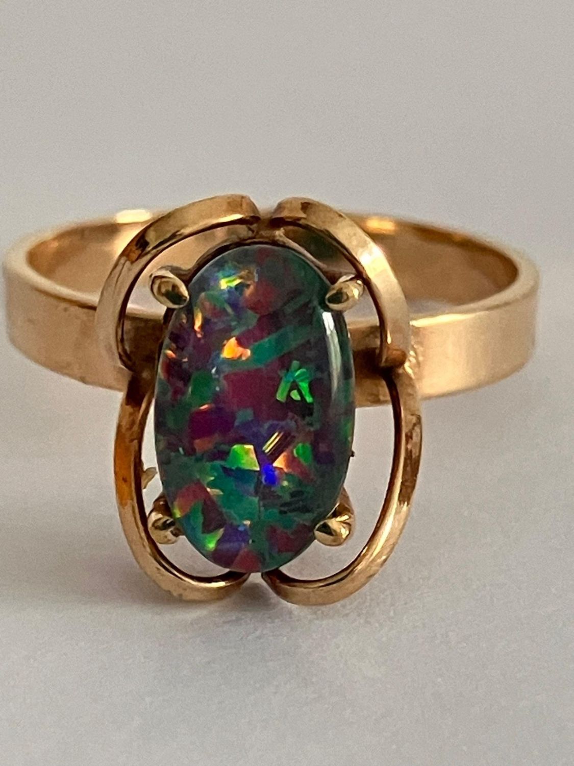 Stunning 9 carat GOLD, BLACK OPAL RING. Having a Black Fire Streak Opal set to top in Cathedral - Image 5 of 6