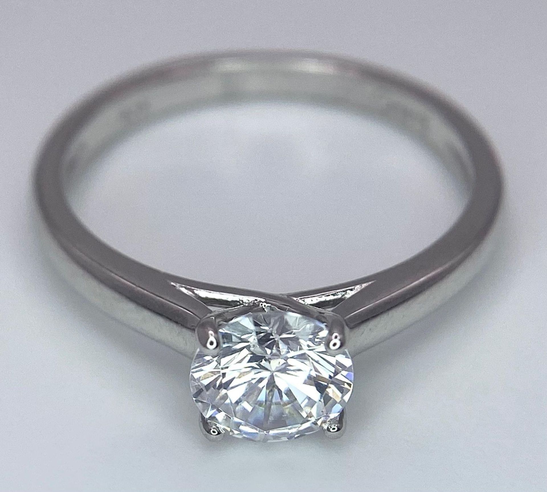 A sterling silver solitaire ring with a round cut cubic zirconium. Size: N, weight: 2 g. - Bild 11 aus 16