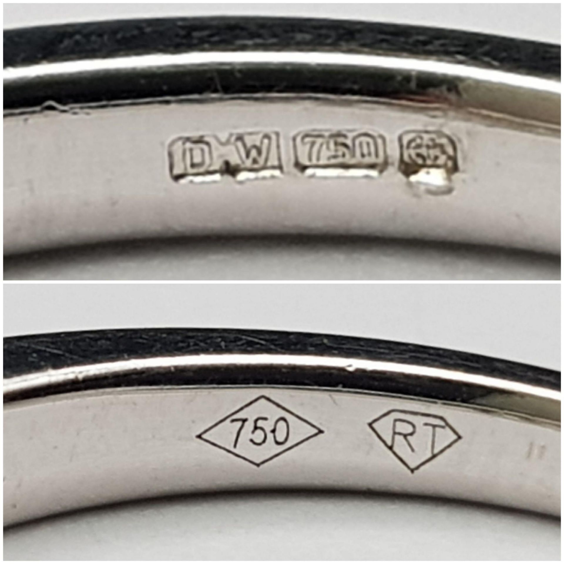 AN 18K WHITE GOLD DIAMOND 1/2 ETERNITY RING. CHANNEL SET PRINCESS CUTS. 0.35CTW. 2.5G. SIZE M - Bild 5 aus 5