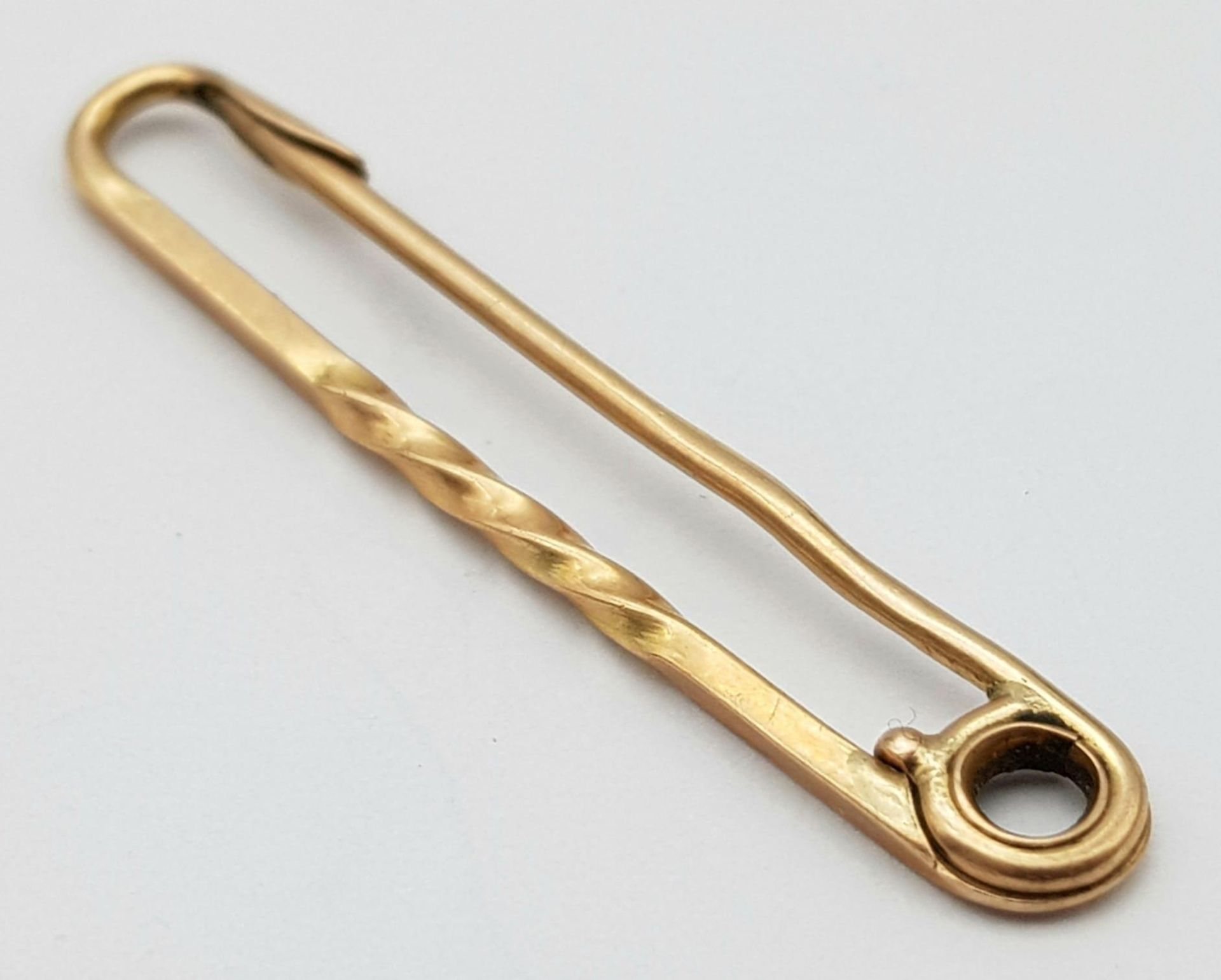 A vintage, 9 K rose gold safety pin brooch, length: 37 mm, weight: 1.4 g. - Bild 2 aus 4