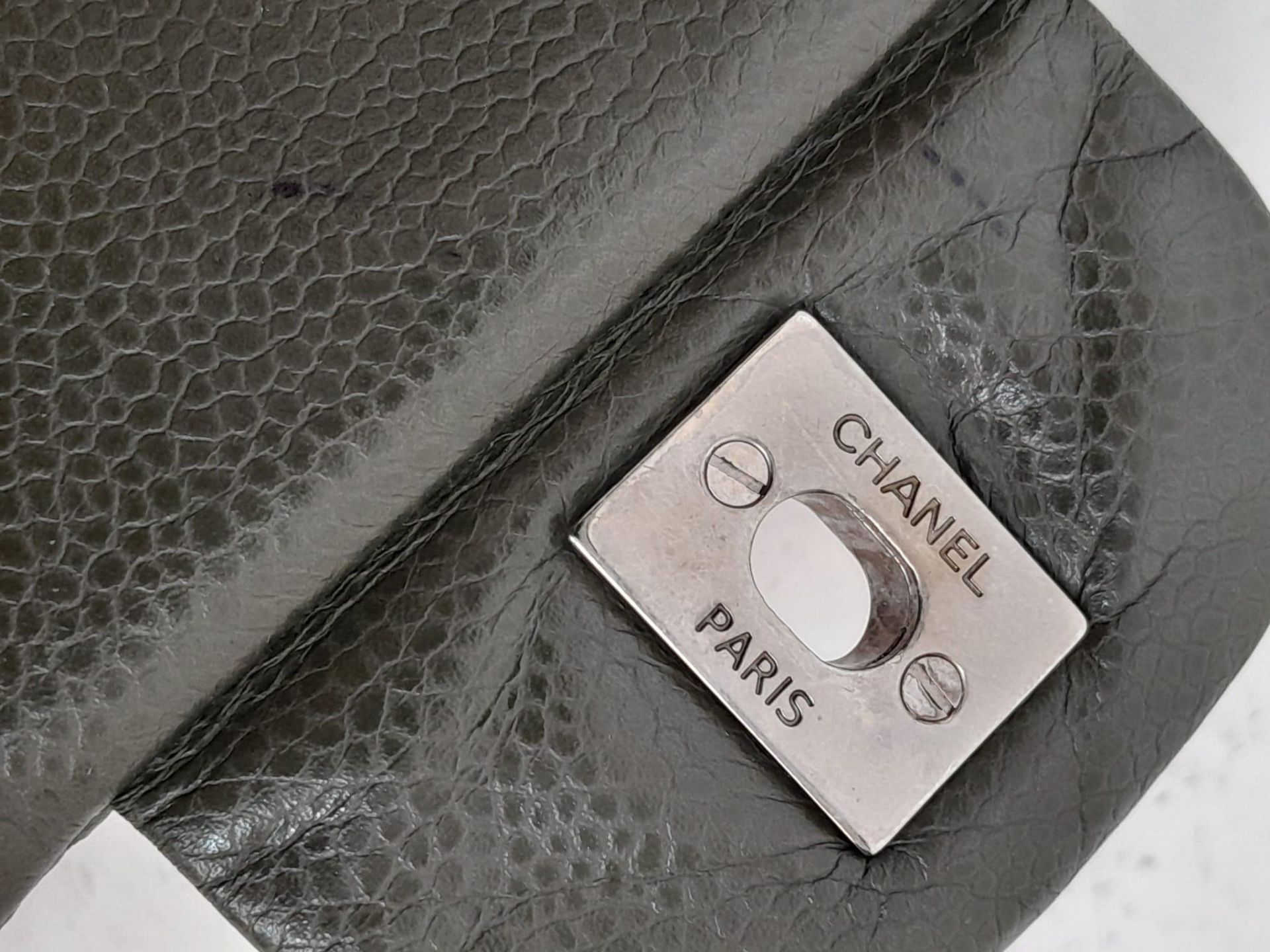 A Chanel Green Jumbo Classic Double Flap Bag. Quilted leather exterior with silver-toned hardware, - Bild 13 aus 14
