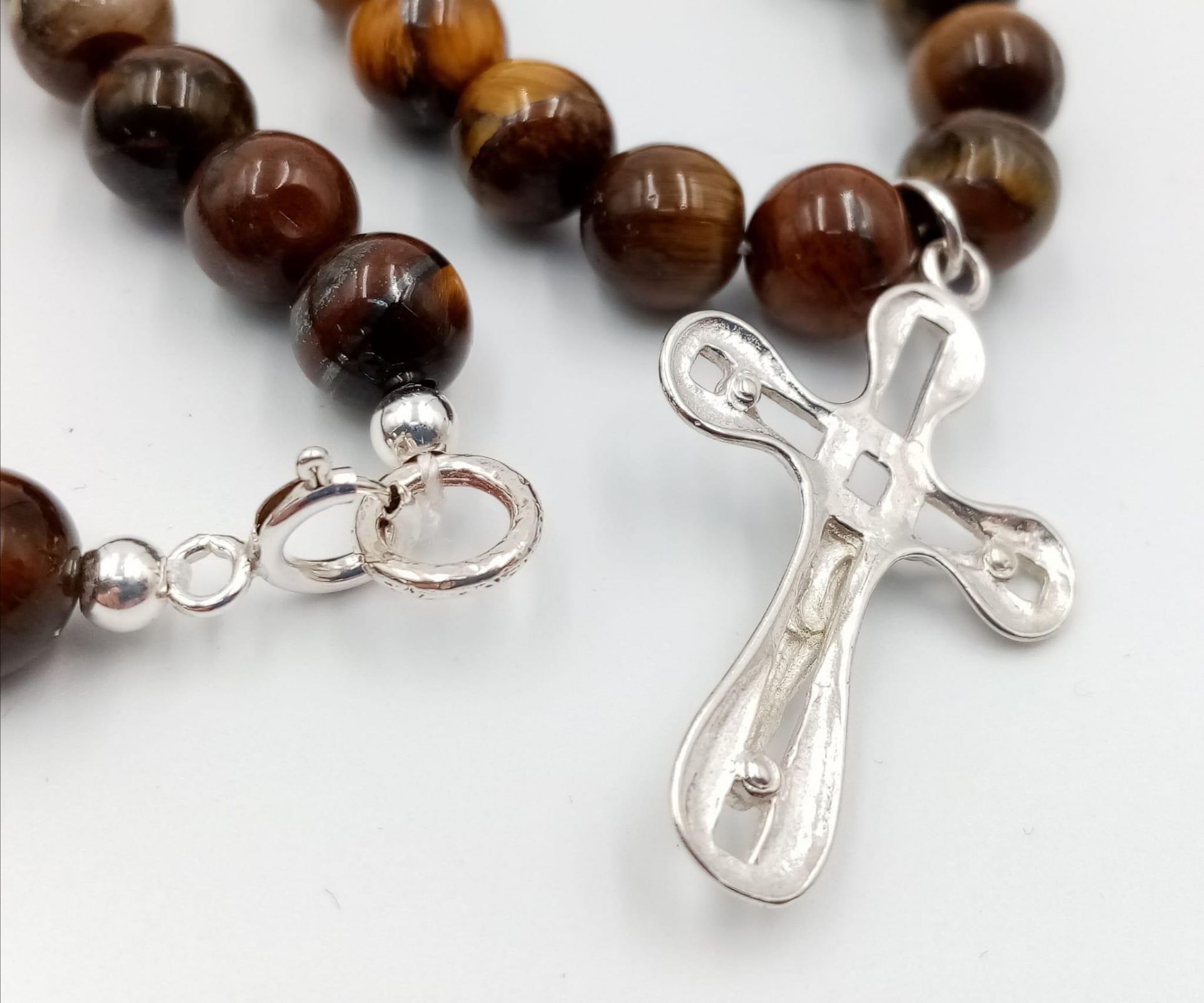 A tiger's eye necklace with a sterling silver cross and clasp. Necklace length: 41 cm, total weight: - Bild 4 aus 5