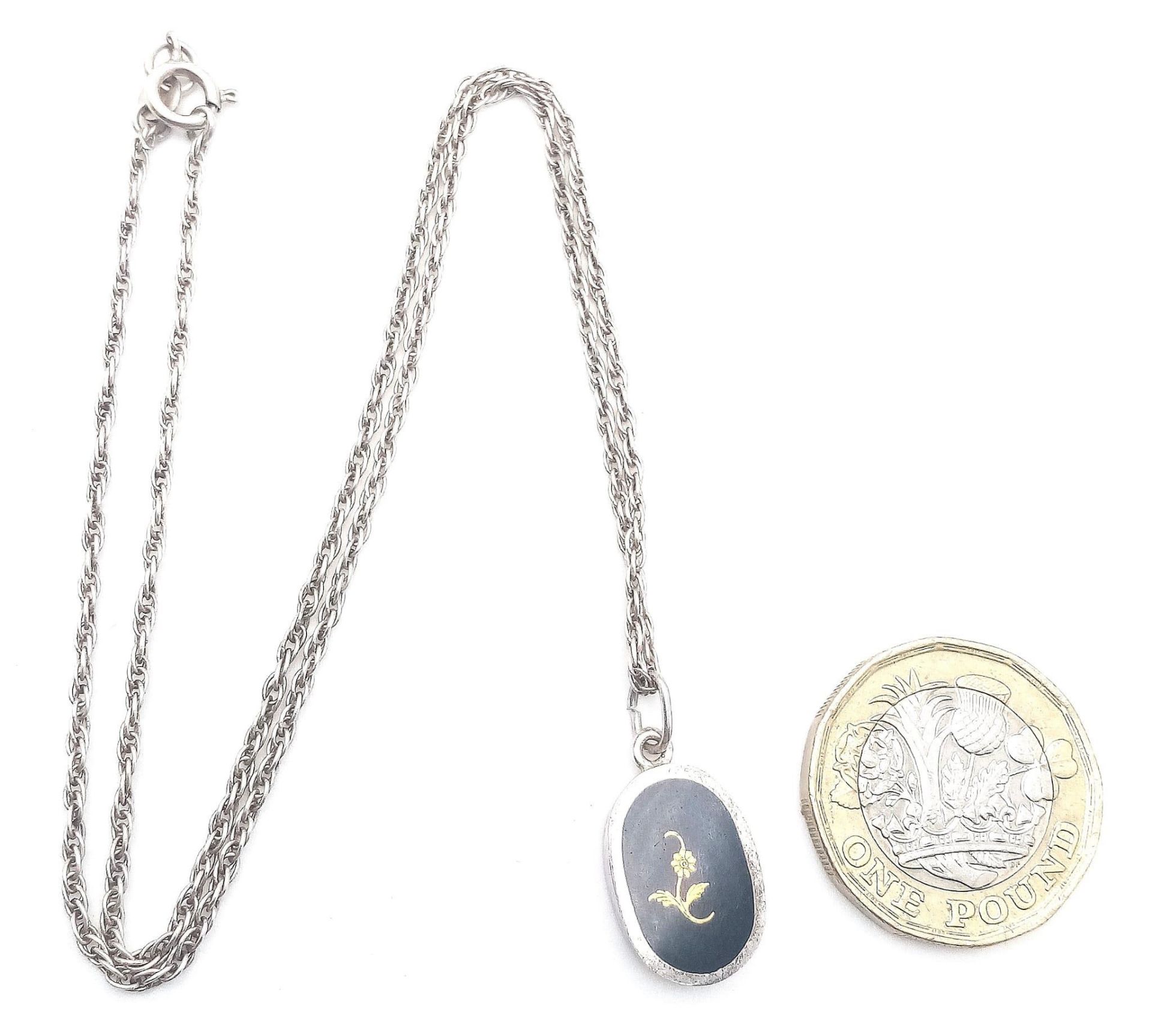 A 925 silver flower motif pendant on silver chain. Total weight 4.9G. Total length 42cm. - Bild 6 aus 9