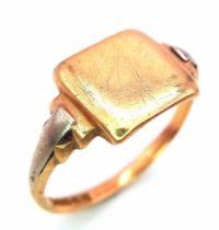 A Vintage 9K Yellow Gold Signet Ring. Size S. 3.7g weight.