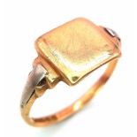 A Vintage 9K Yellow Gold Signet Ring. Size S. 3.7g weight.